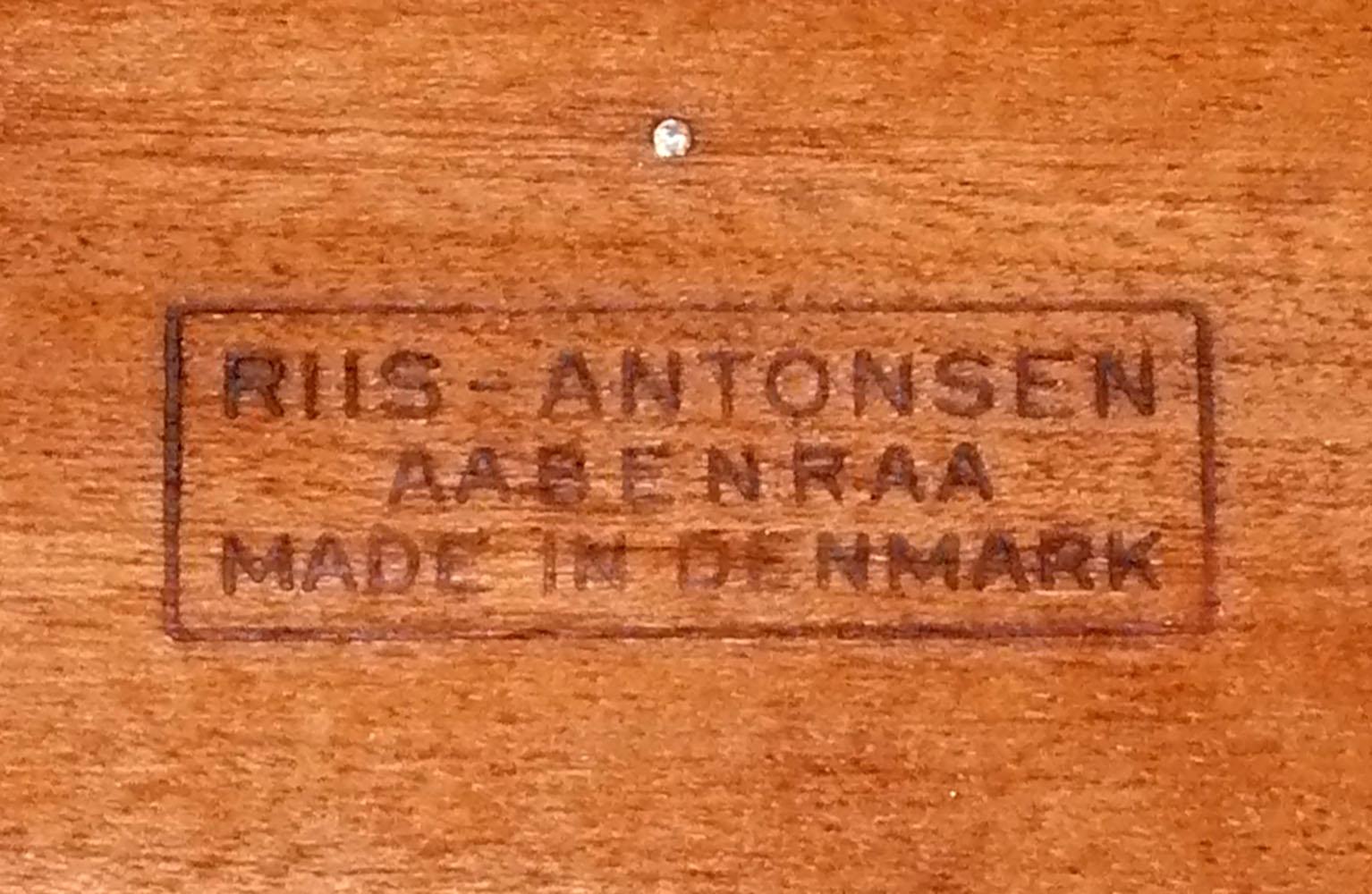 Metà XX secolo Scrivania moderna danese in palissandro dalle linee pulite di Riis Antonsen in vendita