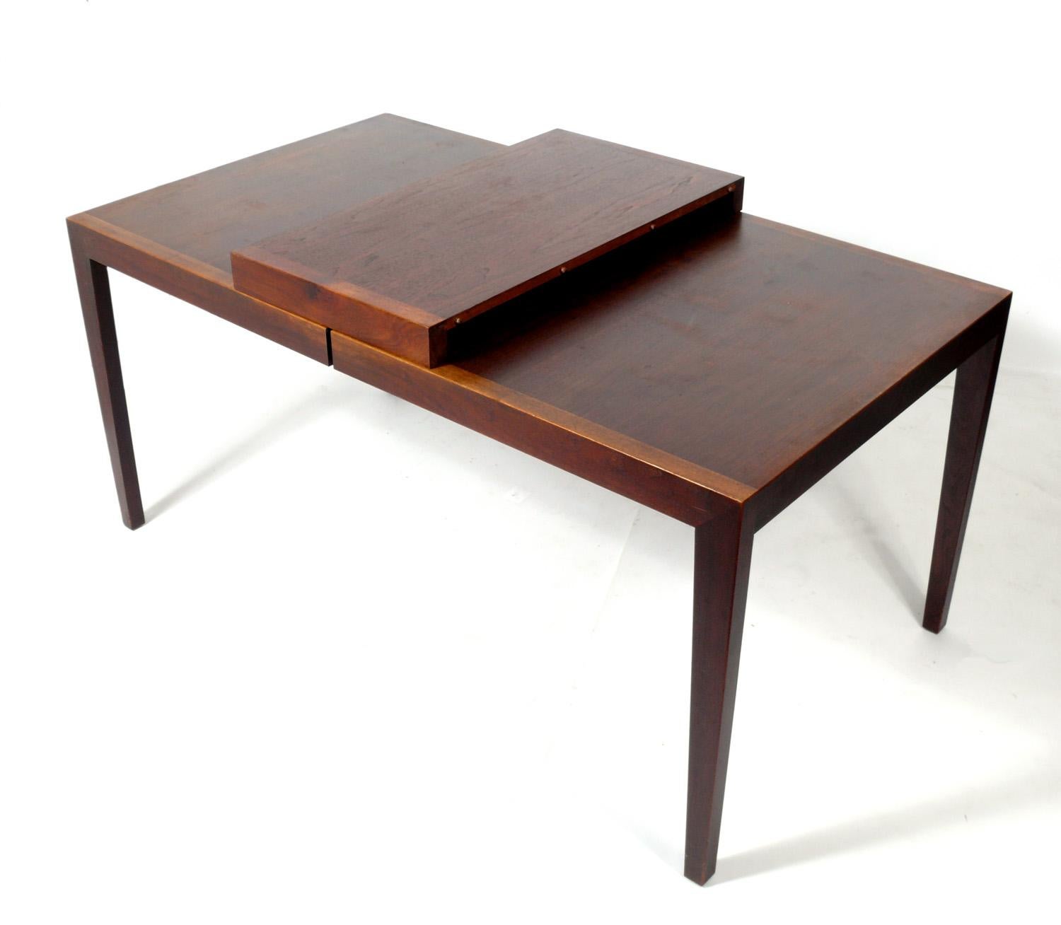 Clean Lined Florence Knoll Walnut Dining Table In Good Condition For Sale In Atlanta, GA