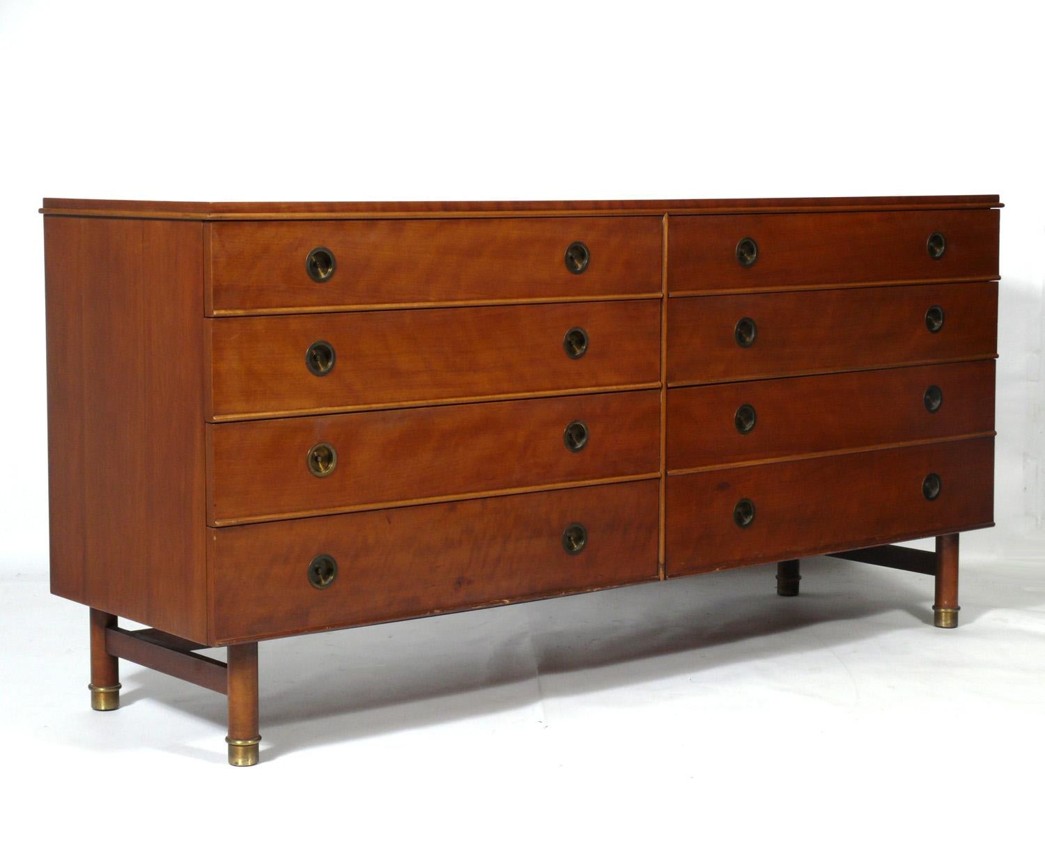 Clean lined midcentury chest or dresser, designed by Renzo Rutili for Johnson Furniture, American, circa 1950s. It is a versatile size and can be used as a chest or dresser in a bedroom, or as a bar or media cabinet in a living area. It is currently