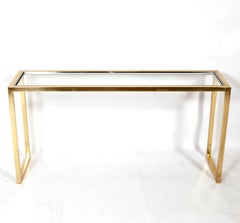 Consola moderna de latón de líneas limpias