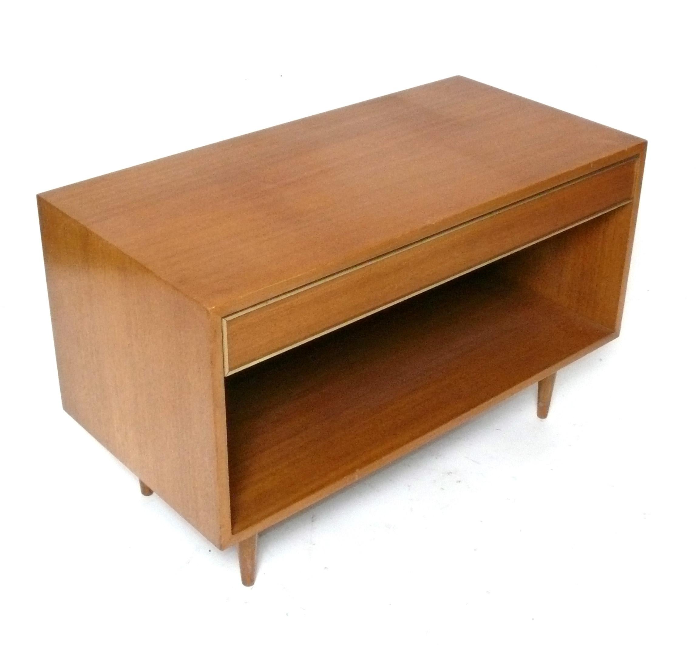 Table de nuit moderne aux lignes épurées, conçue par Harvey Probber, vers les années 1960. Cette pièce est actuellement en cours de finition et peut être complétée dans la couleur de votre choix. Il a une belle et large échelle et peut être utilisé