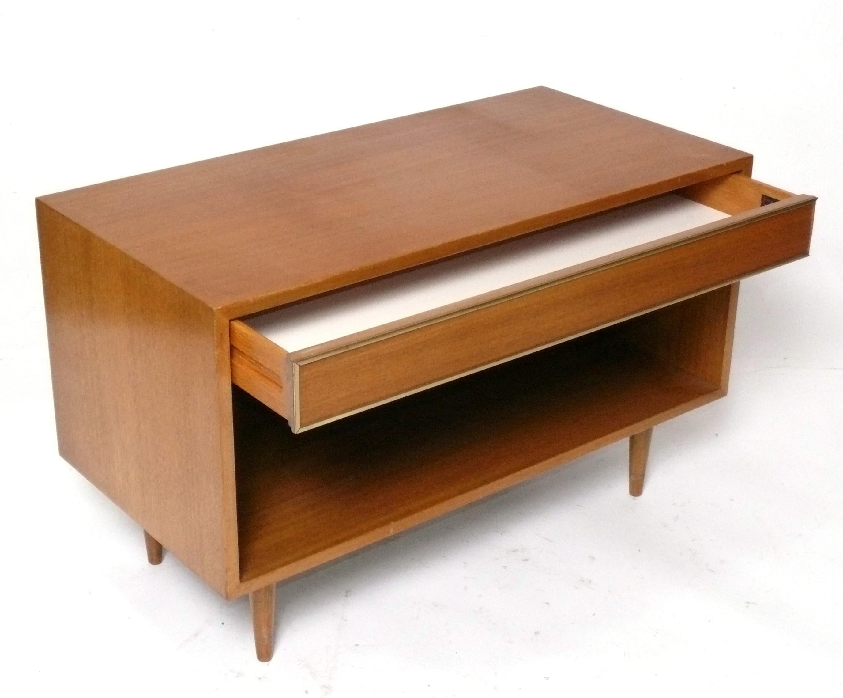 Mid-Century Modern Table de nuit moderne aux lignes épurées Design/One par Harvey Probber Refinished Your Color en vente