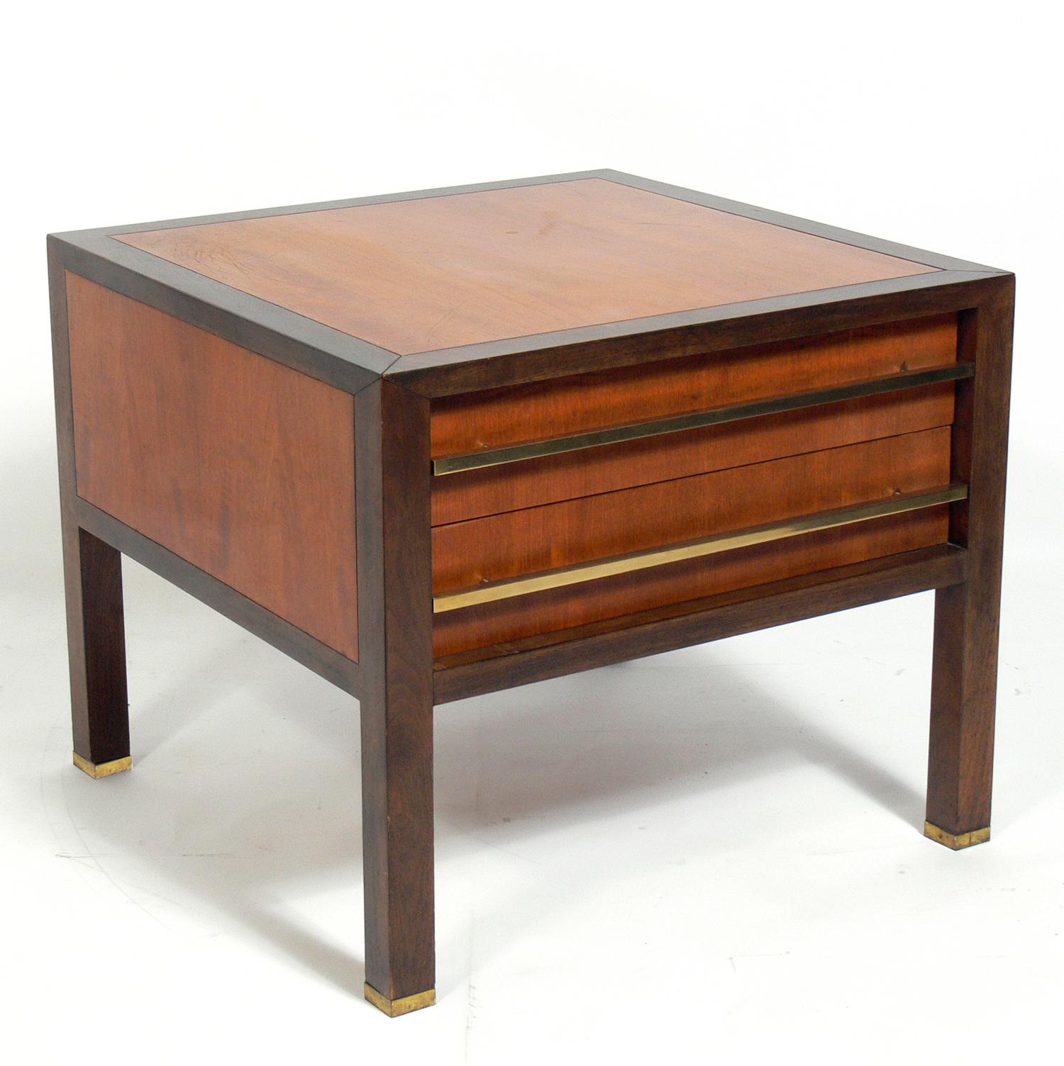Table de nuit ou table d'appoint en noyer et laiton aux lignes épurées, conçue par Michael Taylor pour Baker, américain, vers les années 1960. Sa taille est polyvalente et elle peut être utilisée comme table de nuit ou table d'appoint.