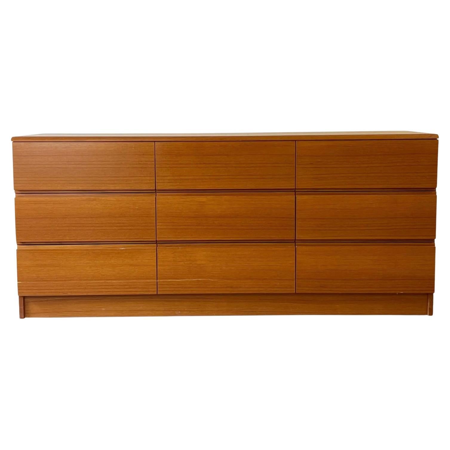 Clean Mid century Danish modern Teak 9 drawer dresser credenza  In Good Condition For Sale In BROOKLYN, NY
