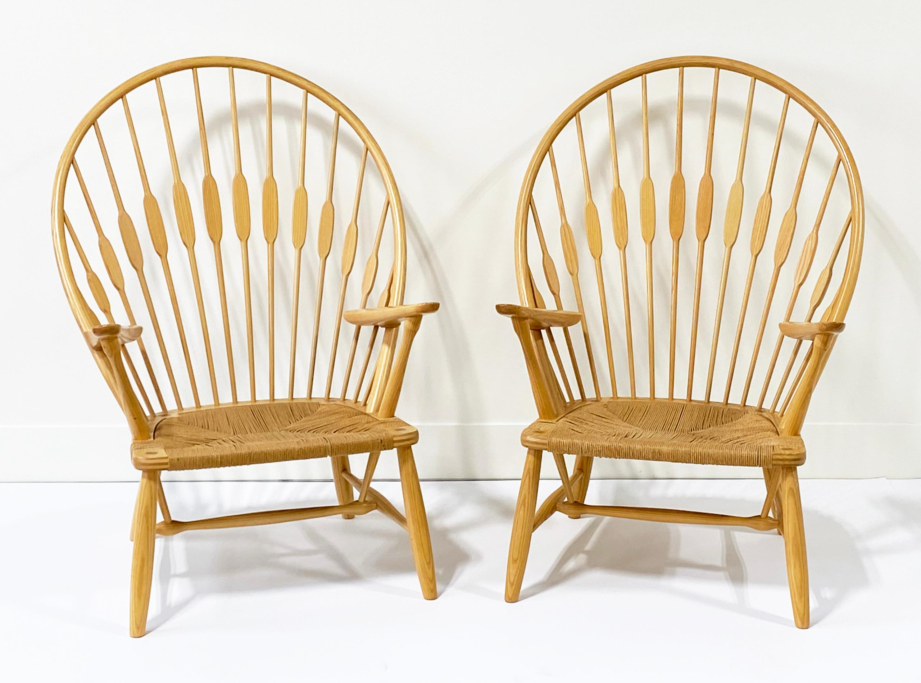 Clean PAIR von Hans Wegner Aschenbecher- Pfauenstühlen aus der Mitte des Jahrhunderts für Johannes Hansen (Dänisch) im Angebot