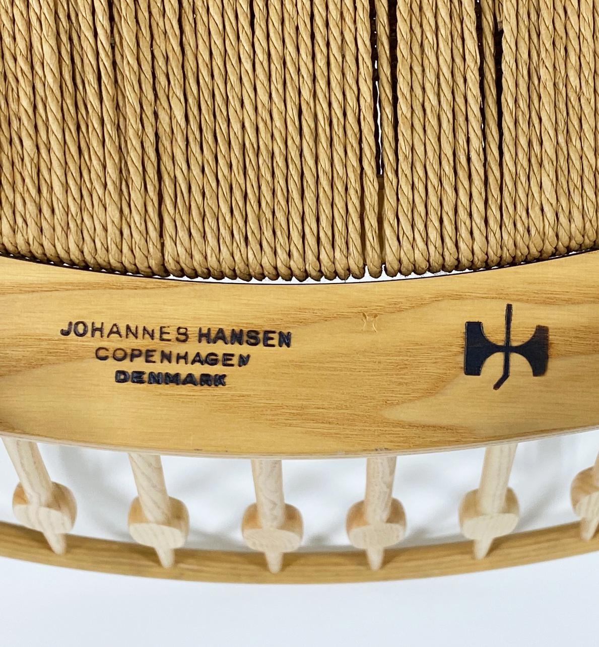 Clean PAIR von Hans Wegner Aschenbecher- Pfauenstühlen aus der Mitte des Jahrhunderts für Johannes Hansen (20. Jahrhundert) im Angebot