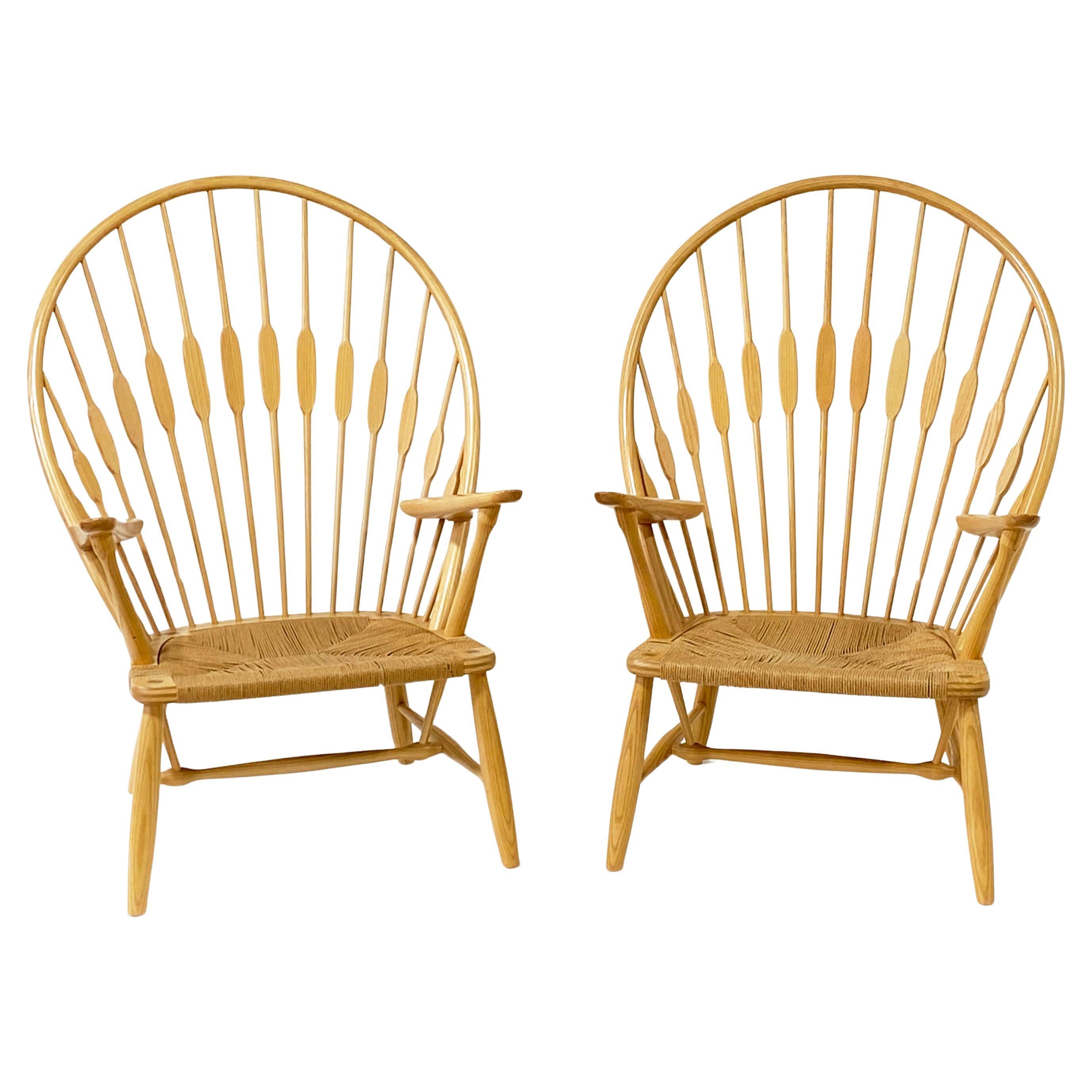 Paire de chaises paon en frêne Hans Wegner pour Johannes Hansen