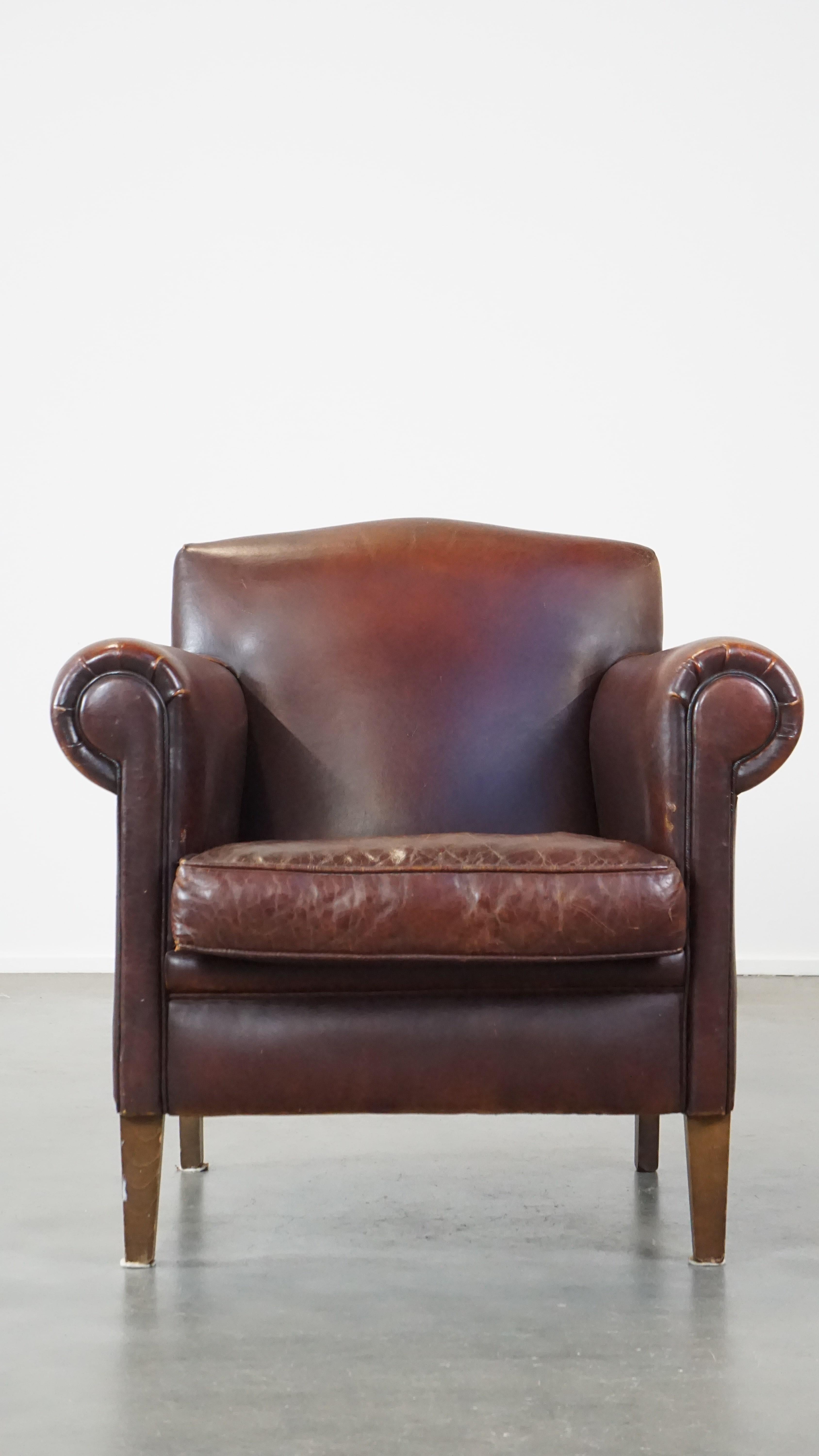 Ce magnifique fauteuil en peau de mouton n'est pas seulement un régal pour les yeux, il offre également un excellent confort d'assise. Ne manquez pas votre chance de faire entrer ce fauteuil fantastique dans votre maison ! Il présente une finition