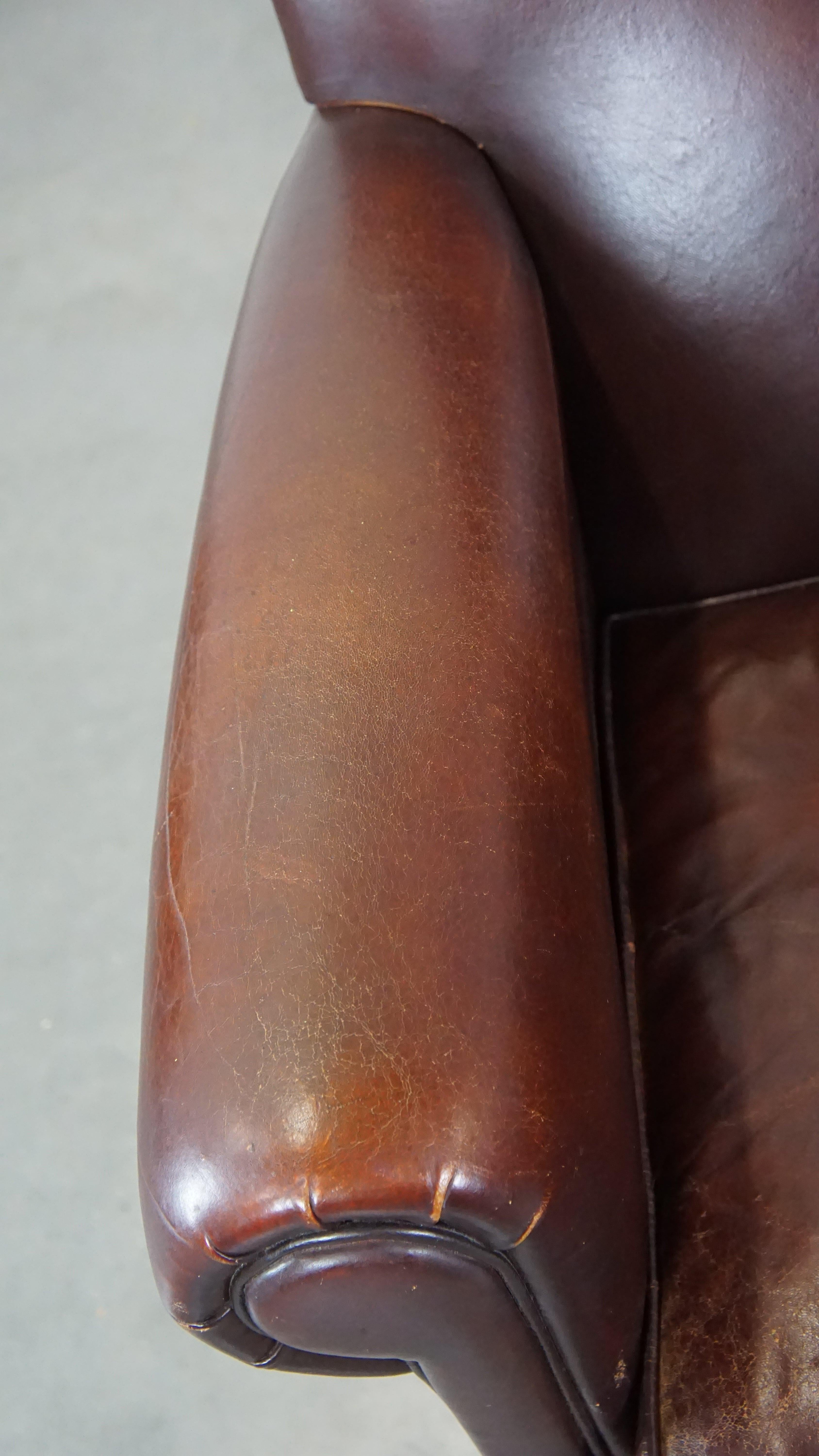 Fauteuil en peau de mouton à la finition soignée en vente 1