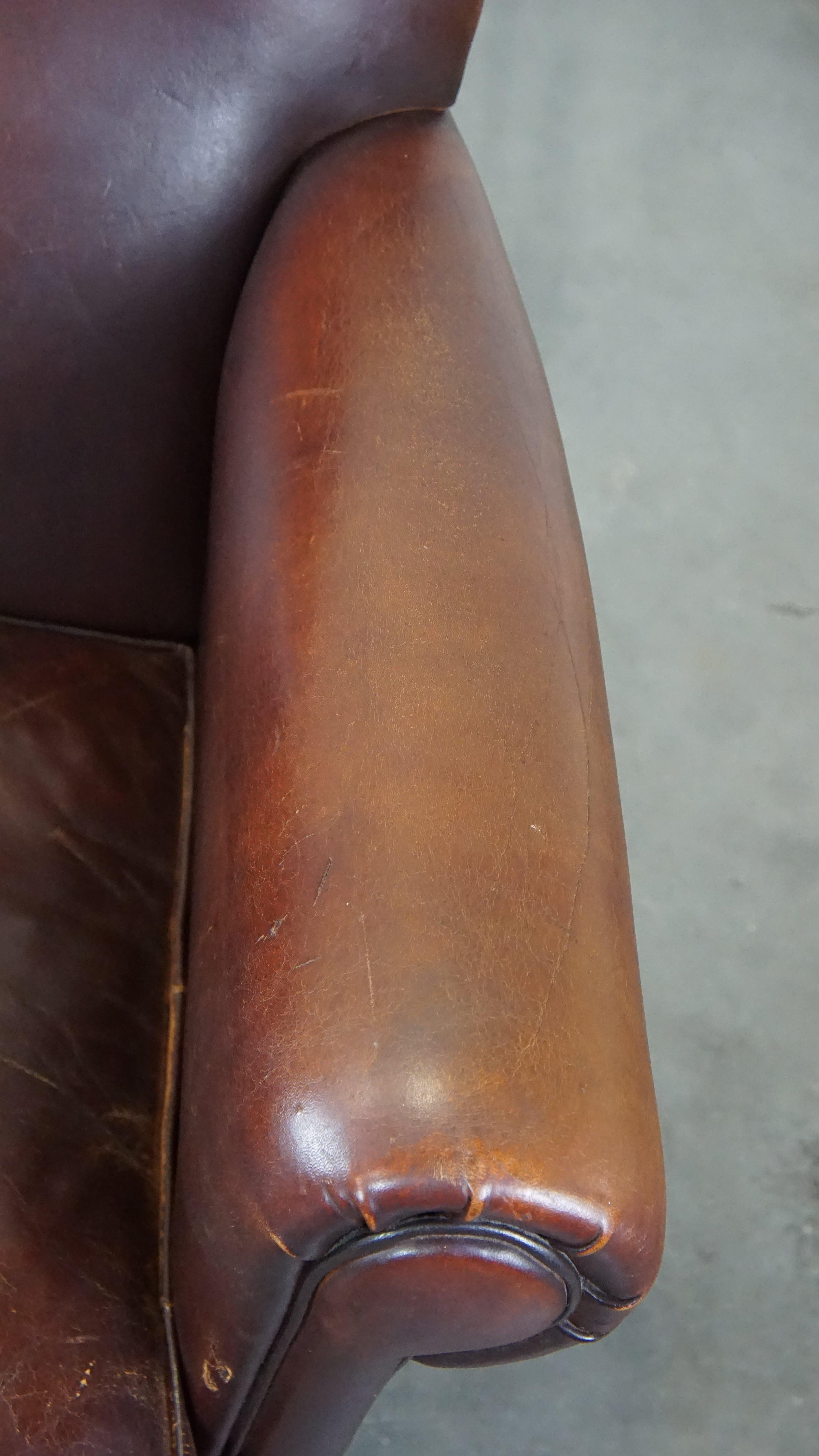 Fauteuil en peau de mouton à la finition soignée en vente 2