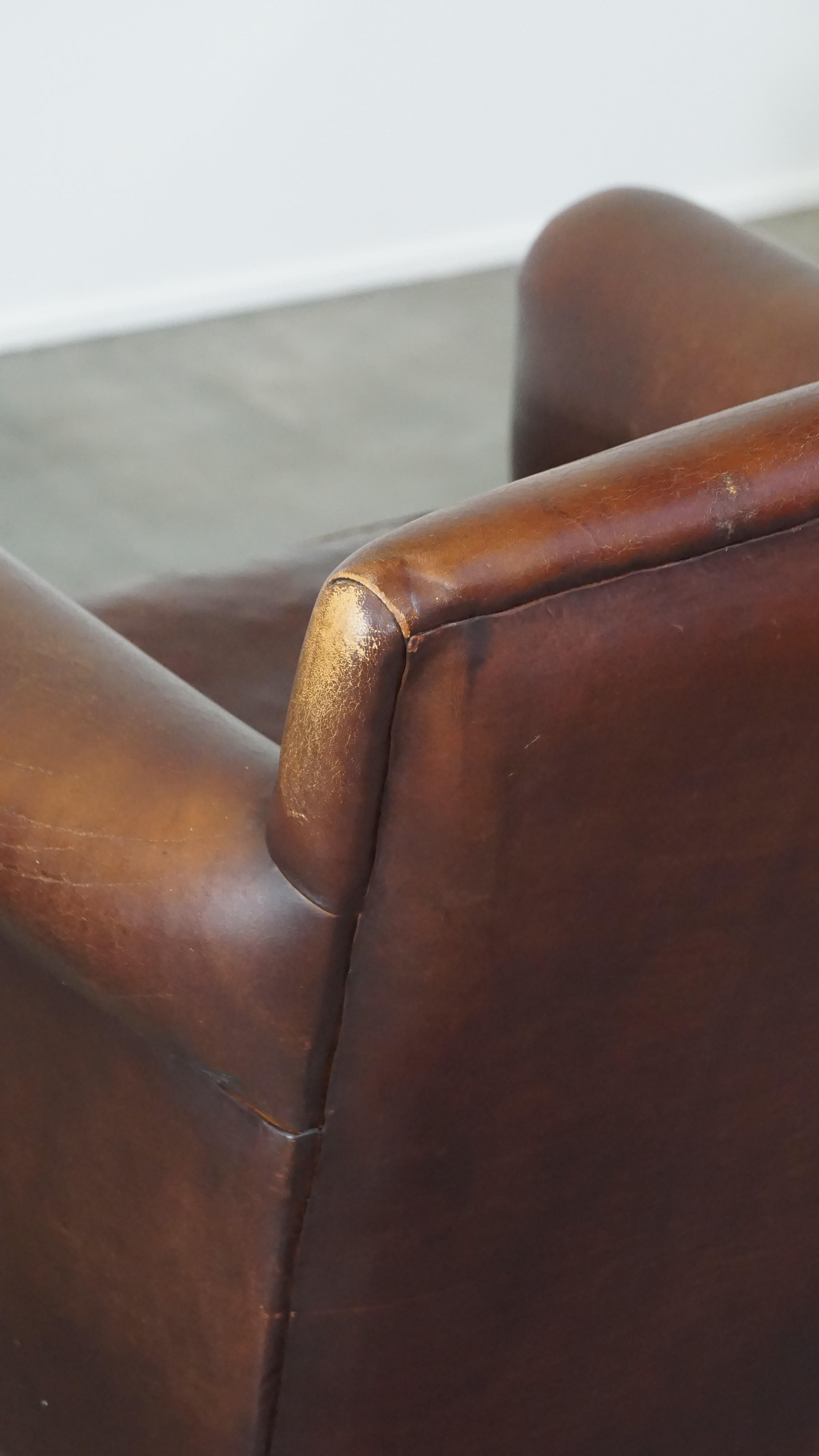 Fauteuil en peau de mouton à la finition soignée en vente 3