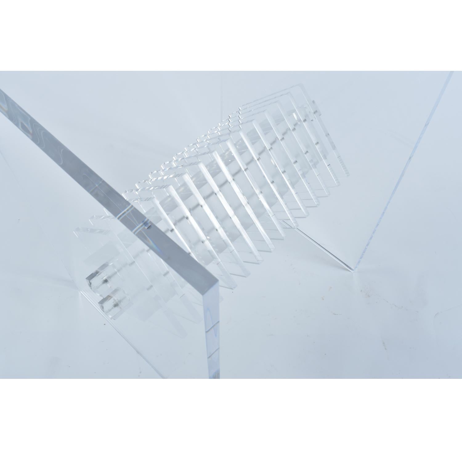 Table de salle à manger à piédestal en acrylique Lucite clair avec verre rond et centre en prisme en vente 2