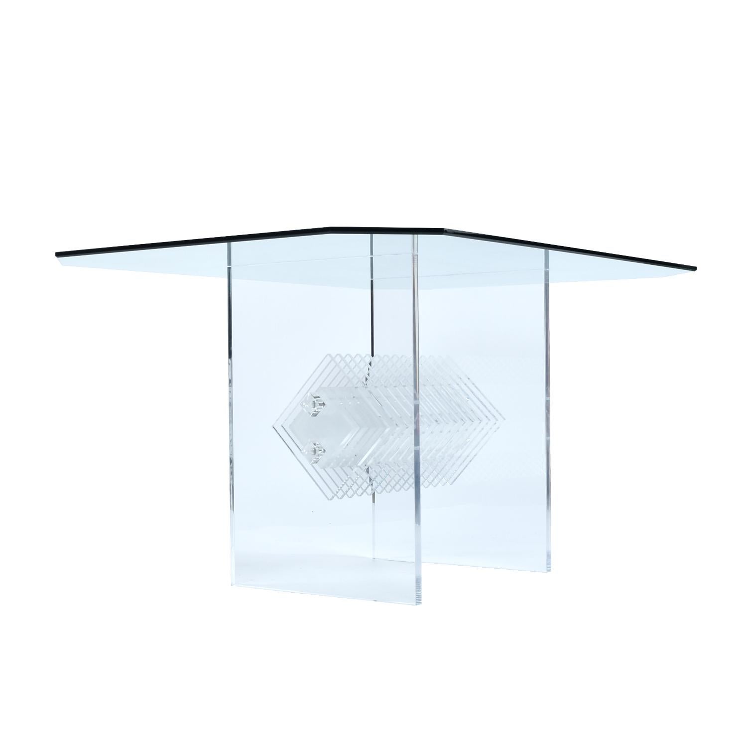 The clear acrylic diamond prism center sparkles like a gem! It’s this magical transparent quality that makes Lucite so desirable. The diamond prism perfectly captures the dynamic optics of Lucite. Place this table in front of a large window or