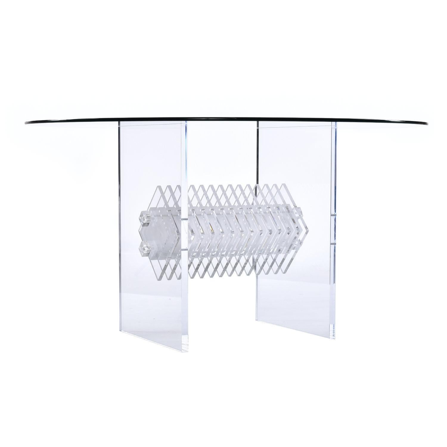 Cette offre concerne la table seule. Les chaises sont vendues séparément.

Table de salle à manger moderne en acrylique transparent avec plateau en verre rond. Le centre du prisme diamant en acrylique transparent brille comme une pierre précieuse !