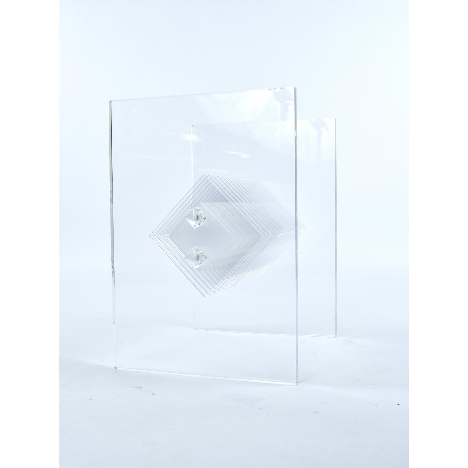 Late 20th Century Clear Acrylic Lucite Dining Table with Diamond Shaped Prism Center For Sale