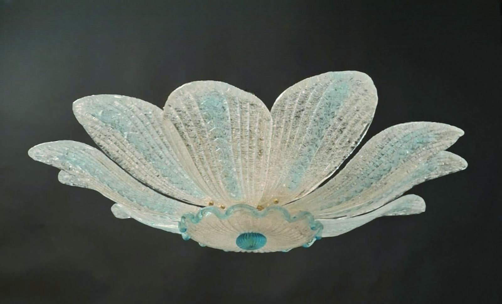 Encastré vintage en verre de Murano italien avec des feuilles en verre graniglia clair et bleu / Fabriqué en Italie dans le style de Barovier&Toso, vers les années 1960.
Mesures : Diamètre 31,5 pouces, hauteur 8 pouces
5 lampes / type E26 ou E27 /