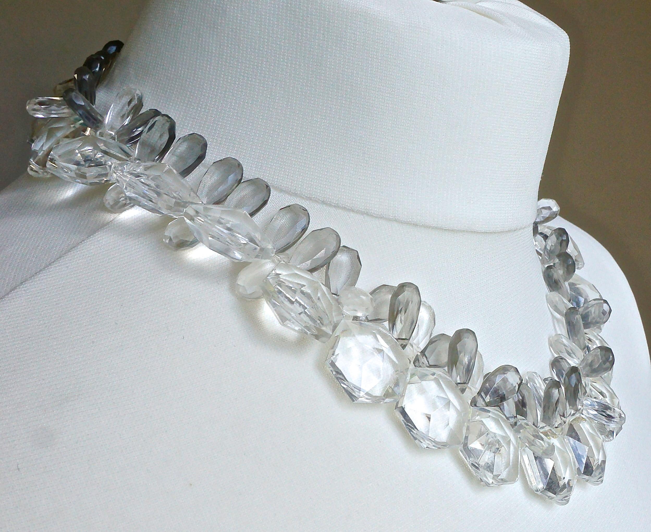Collier de perles en plastique transparent et gris avec un fermoir gris et argenté Bon état - En vente à London, GB