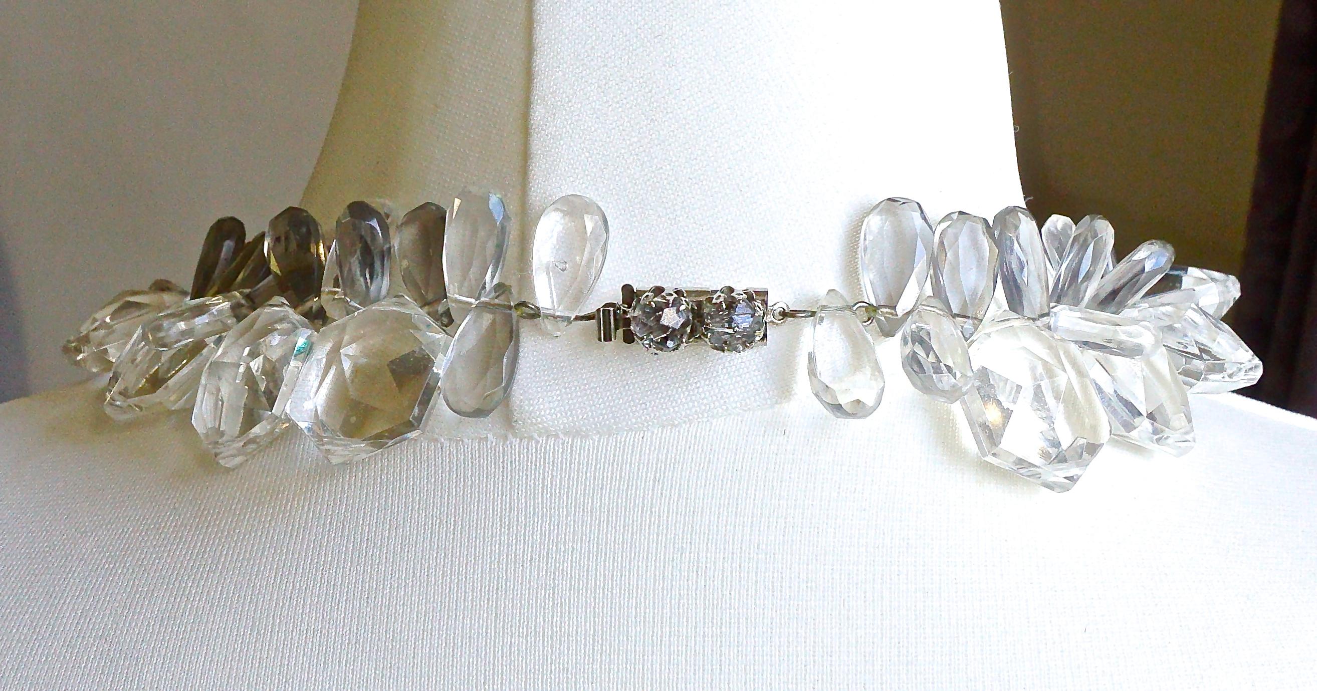 Collier de perles en plastique transparent et gris avec un fermoir gris et argenté Unisexe en vente