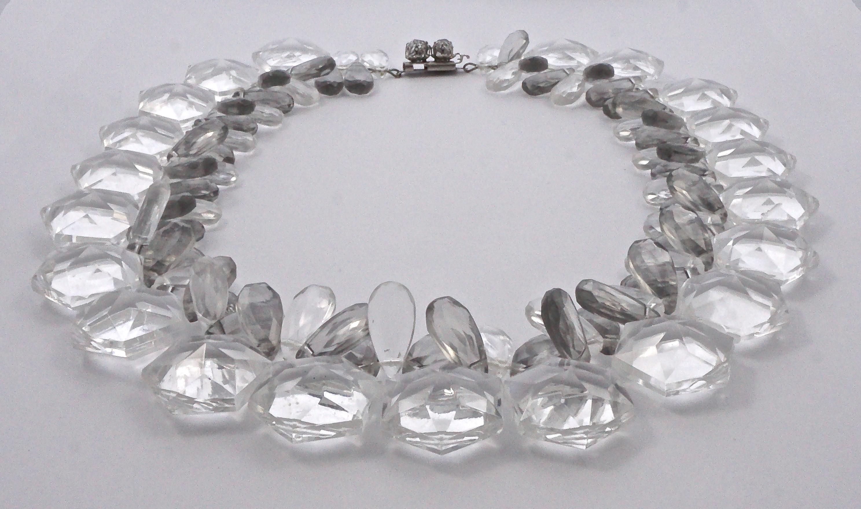 Collier de perles en plastique transparent et gris avec un fermoir gris et argenté en vente 1