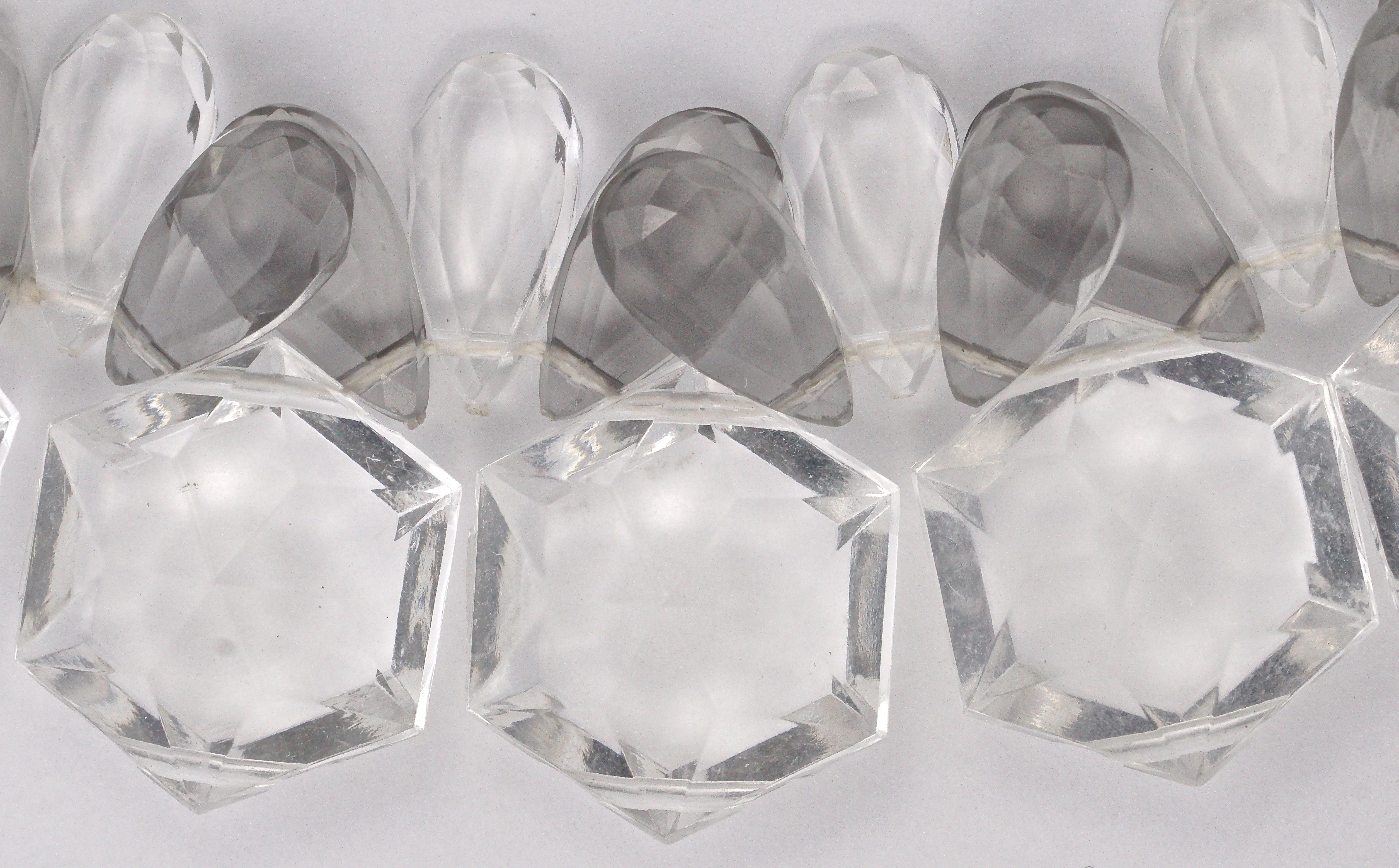 Collier de perles en plastique transparent et gris avec un fermoir gris et argenté en vente 2