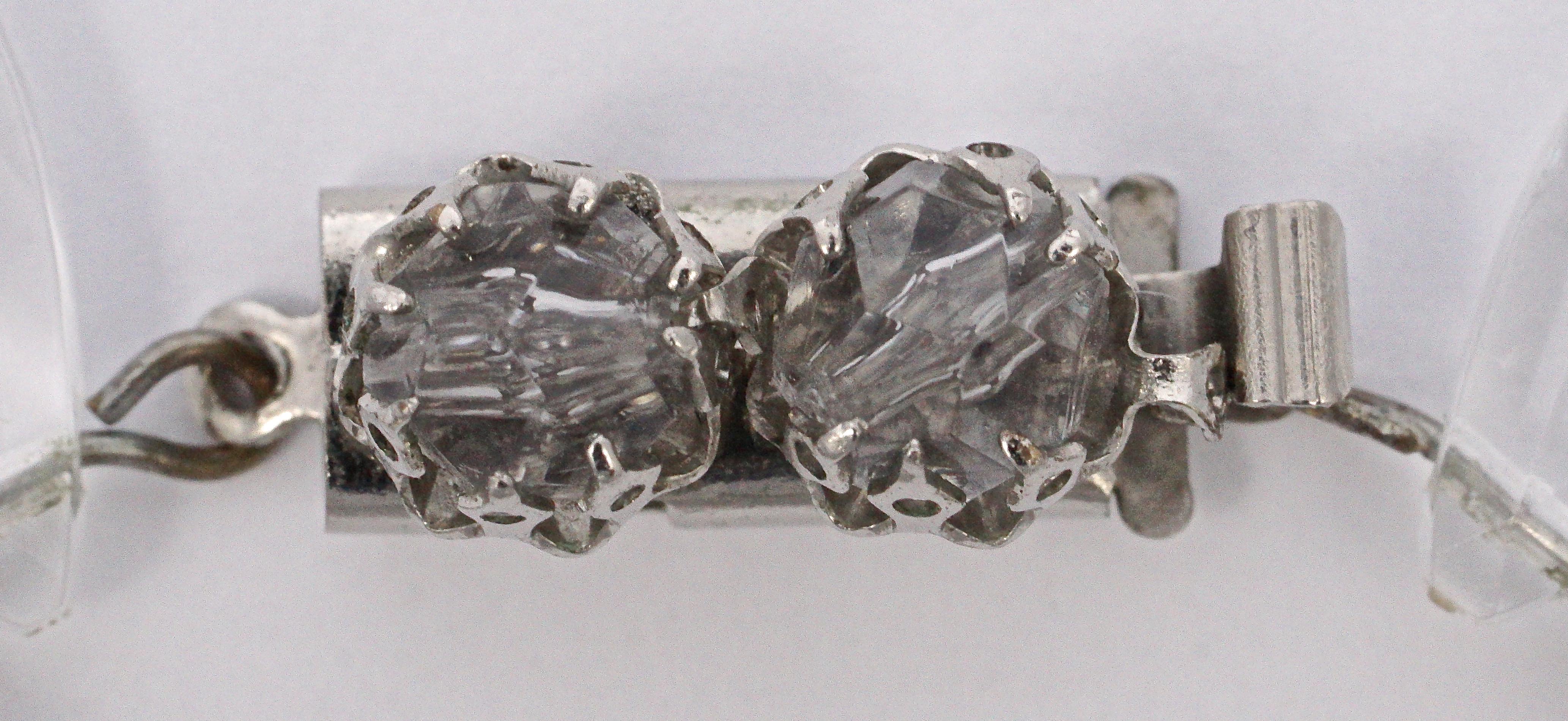 Collier de perles en plastique transparent et gris avec un fermoir gris et argenté en vente 3