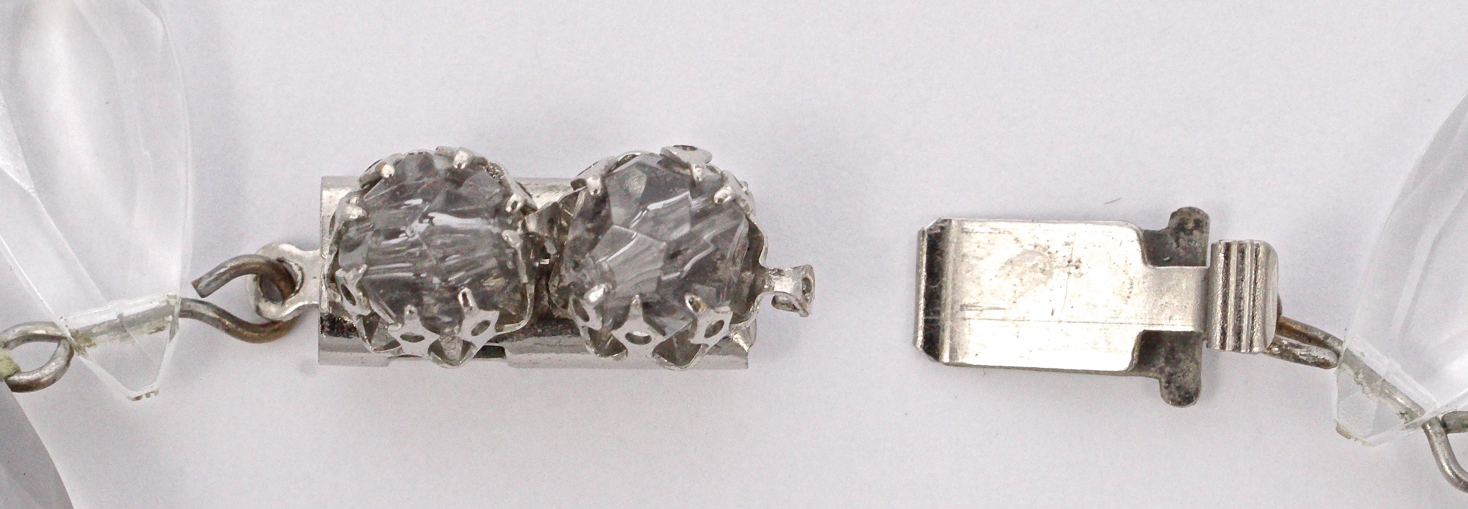Collier de perles en plastique transparent et gris avec un fermoir gris et argenté en vente 4