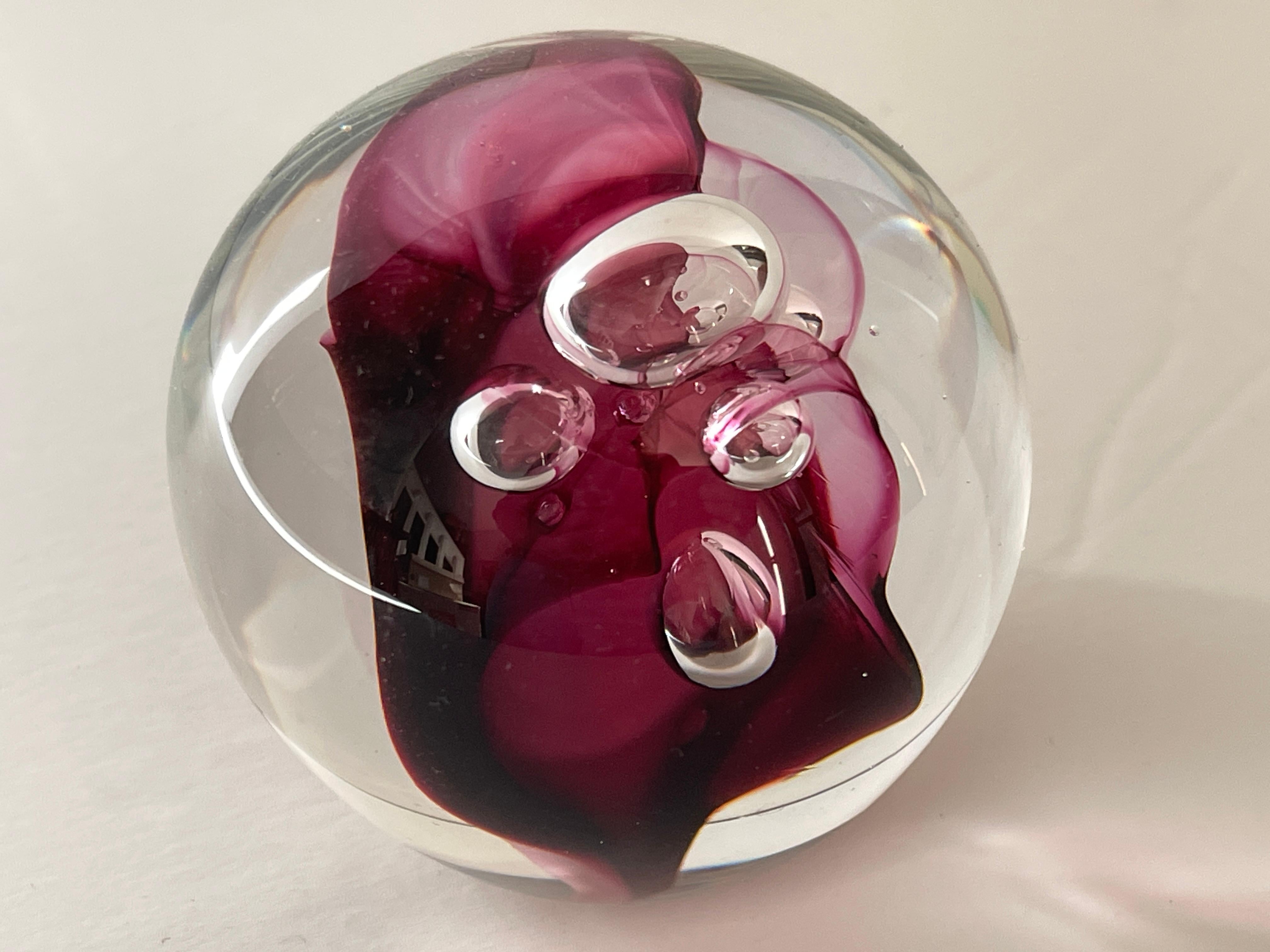 Mid-Century moderno Fermacarte in vetro trasparente e magenta firmato Studio A con inclusioni di bolle d'aria in vendita