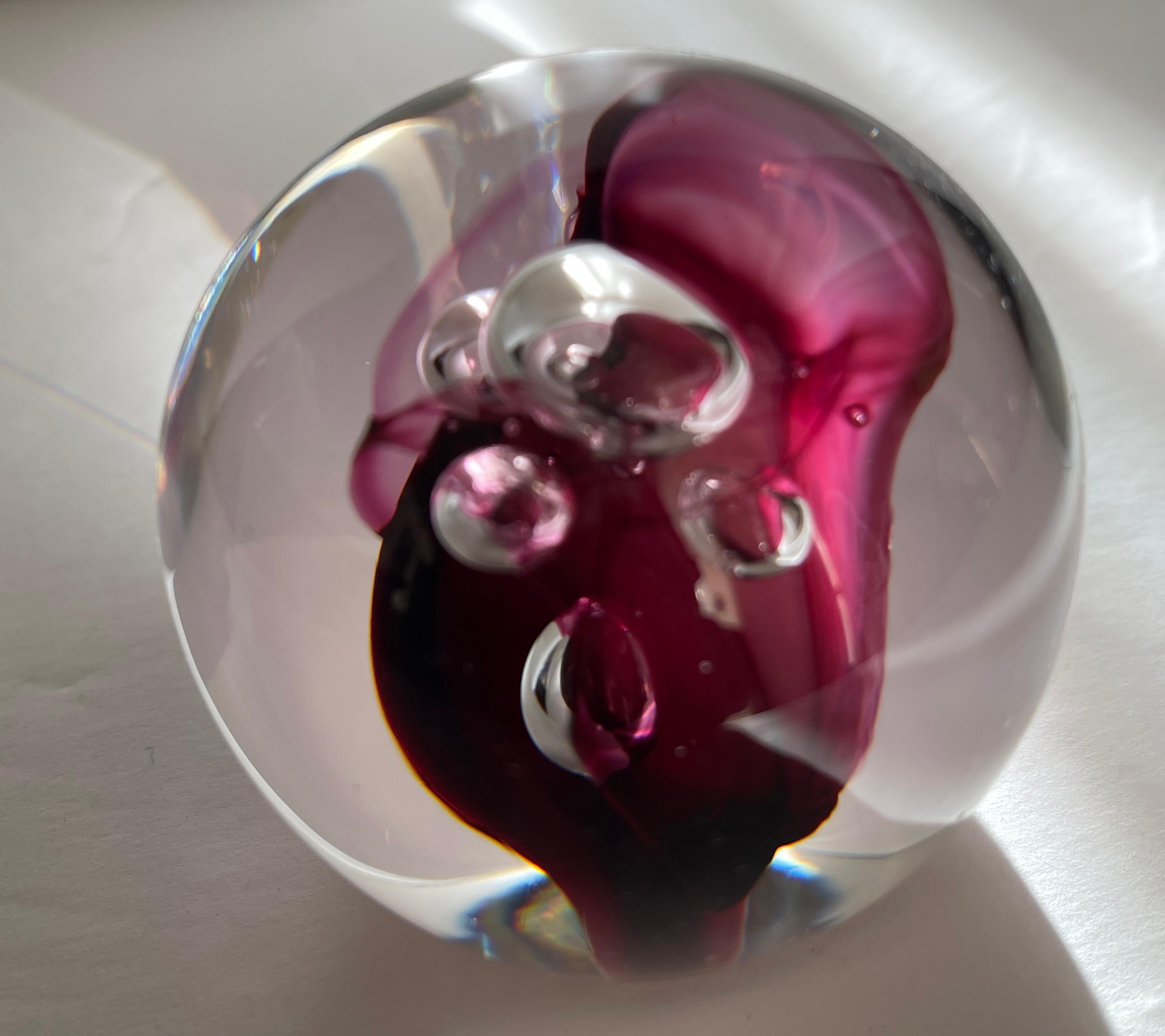 Fermacarte in vetro trasparente e magenta firmato Studio A con inclusioni di bolle d'aria In condizioni buone in vendita a New York, NY
