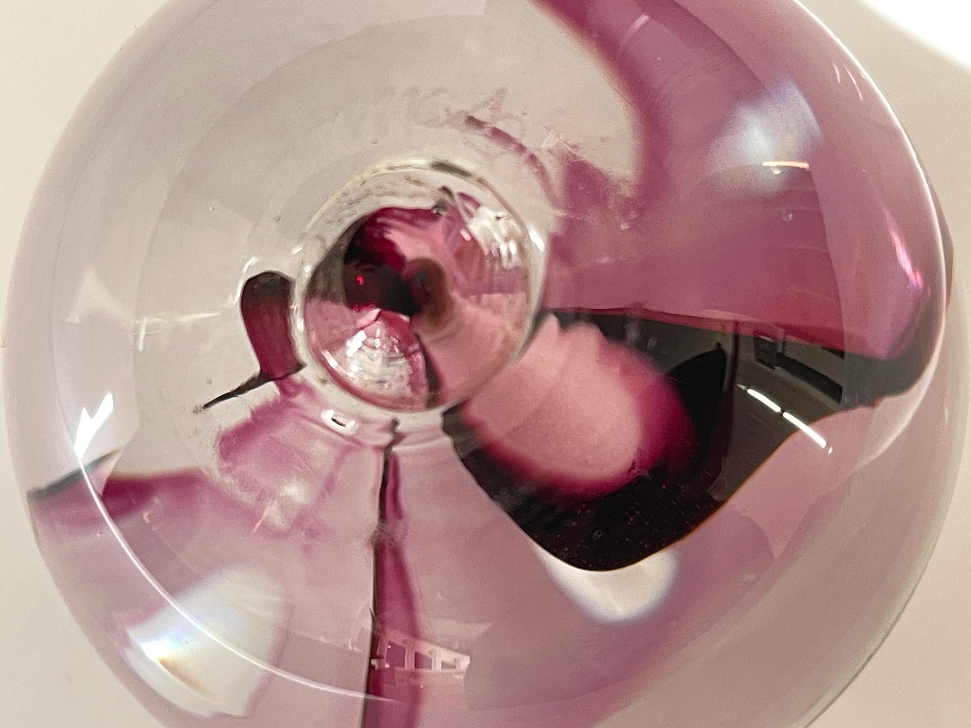 Vetro soffiato Fermacarte in vetro trasparente e magenta firmato Studio A con inclusioni di bolle d'aria in vendita