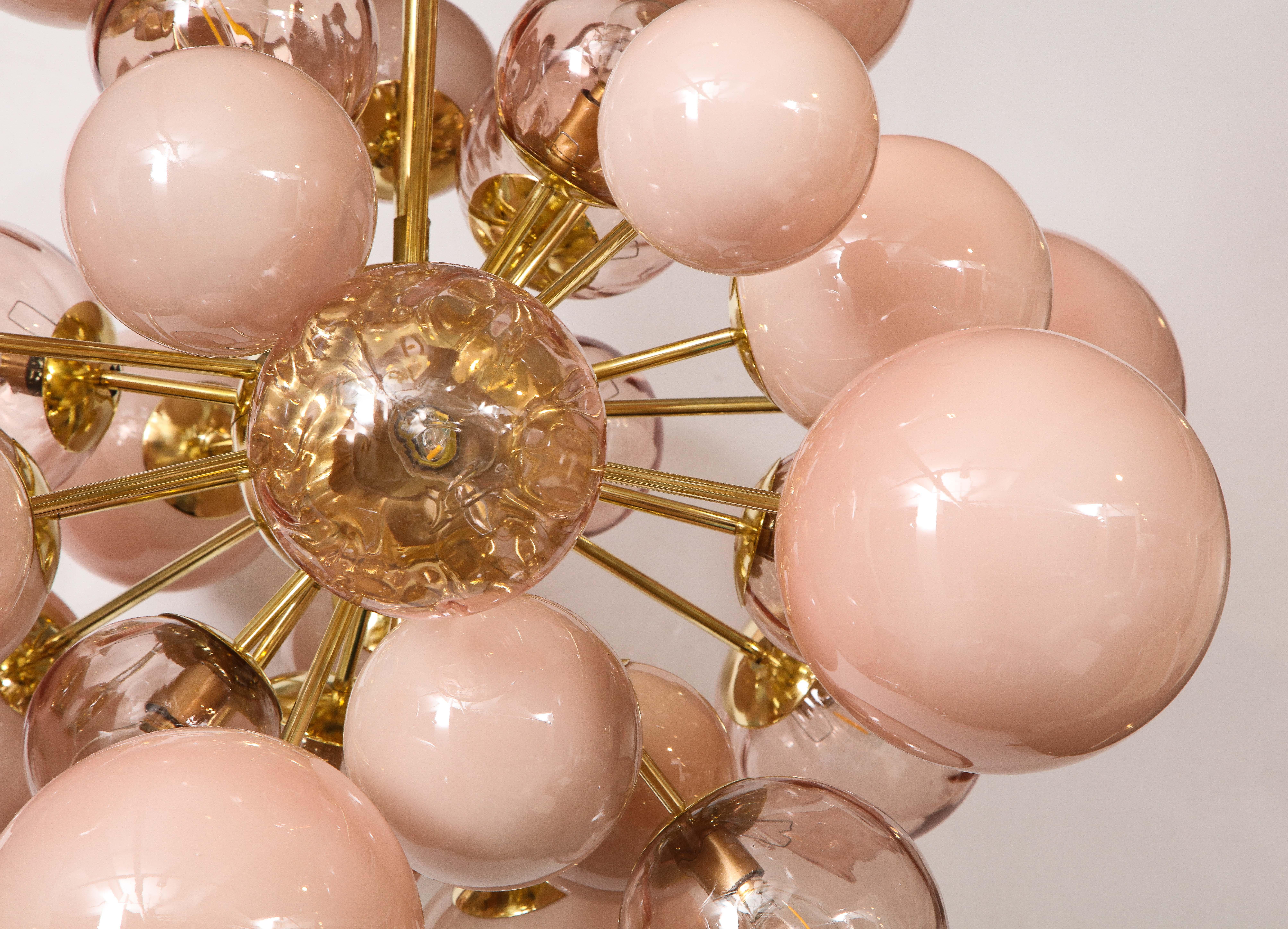 Clear and Opaque Pink Blush Murano Glass and Brass Sputnik Chandelier, Italy In New Condition In New York, NY