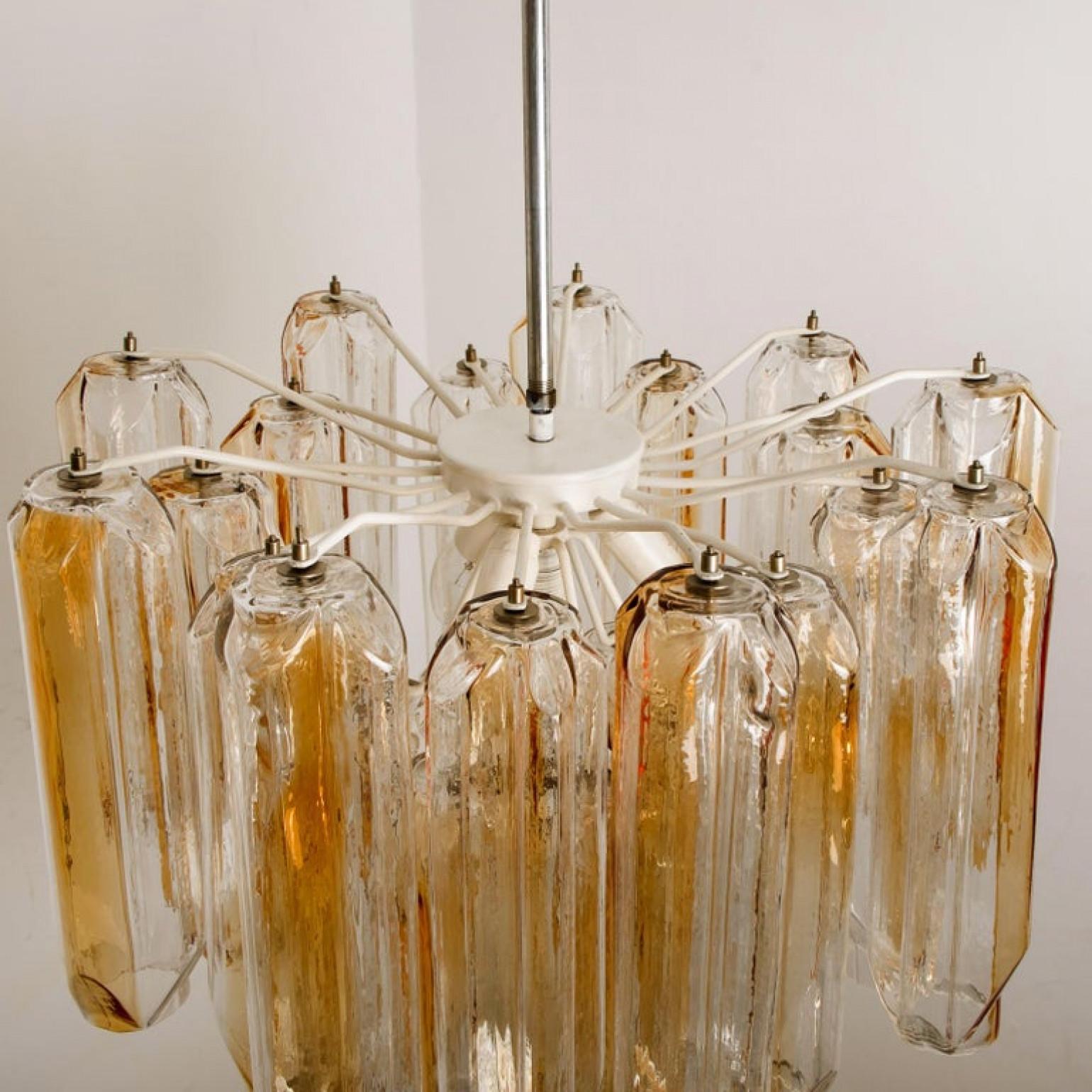Lustre à tubes en verre transparent et orange/ambre à angle droit de J.T. Kalmar en vente 3