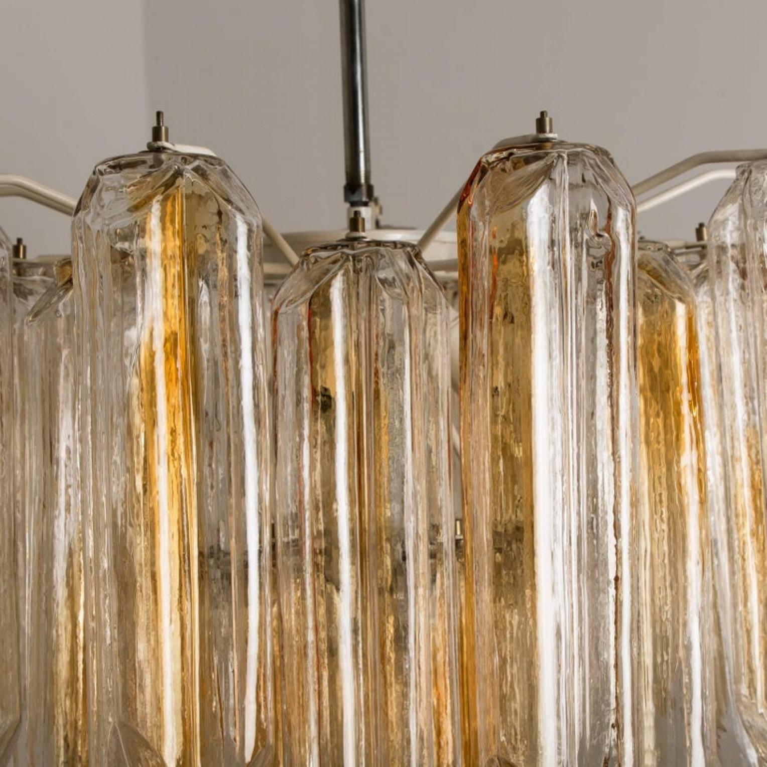 Lustre à tubes en verre transparent et orange/ambre à angle droit de J.T. Kalmar en vente 7