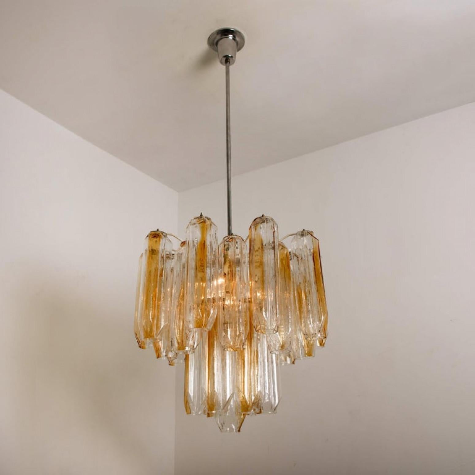 A stunning and high quality masterpiece chandelier by J.T. Kalmar, Germany, 1970. It features 25 Murano blown art angled glass tubes on a white colored metal structure. Chrome-plated steel rod.

The tubes refract light beautifully and are perfect