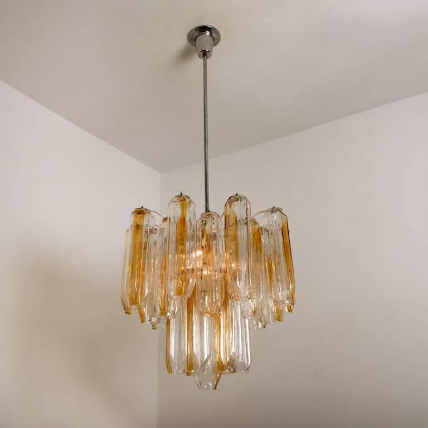 Un lampadario capolavoro di J.T. di alta qualità. Kalmar, Germania, 1970. Presenta 25 tubi angolari in vetro soffiato artistico di Murano su una struttura in metallo bianco. Asta in acciaio cromato.

I tubi rifrangono la luce in modo eccellente e