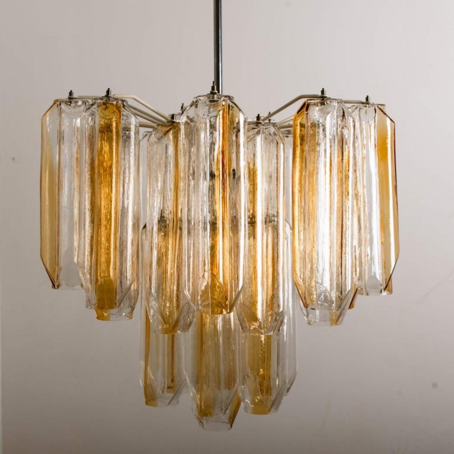 Mid-Century Modern Lustre à tubes en verre transparent et orange/ambre à angle droit de J.T. Kalmar en vente