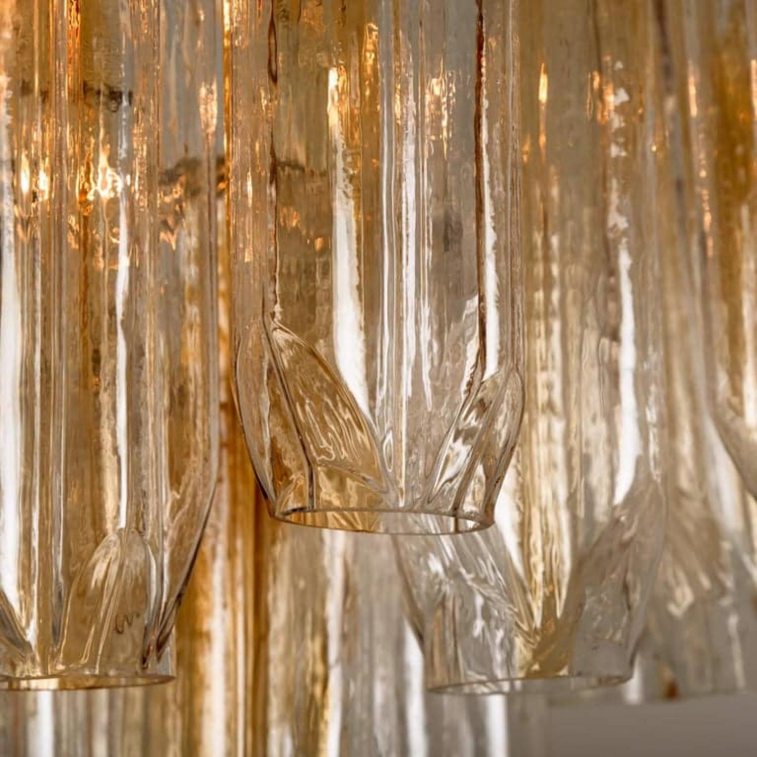 Austriaco Lampadario a tubi di vetro angolati trasparenti e arancioni/ambra di J.T. Kalmar in vendita