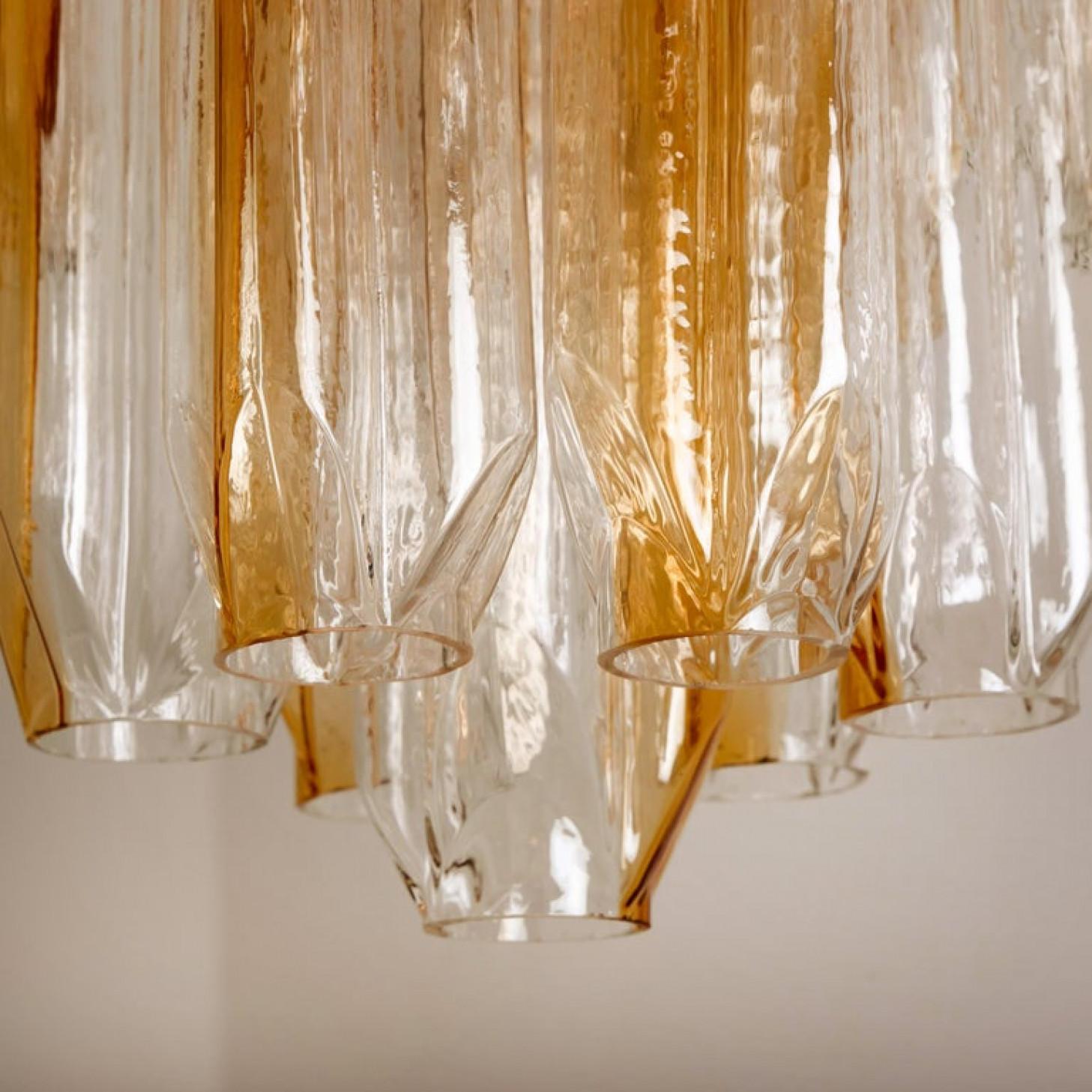 Autre Lustre à tubes en verre transparent et orange/ambre à angle droit de J.T. Kalmar en vente