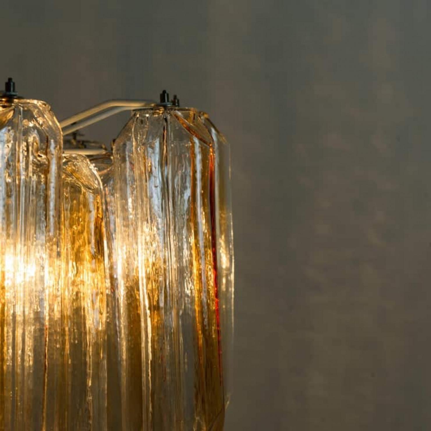 Metallo Lampadario a tubi di vetro angolati trasparenti e arancioni/ambra di J.T. Kalmar in vendita