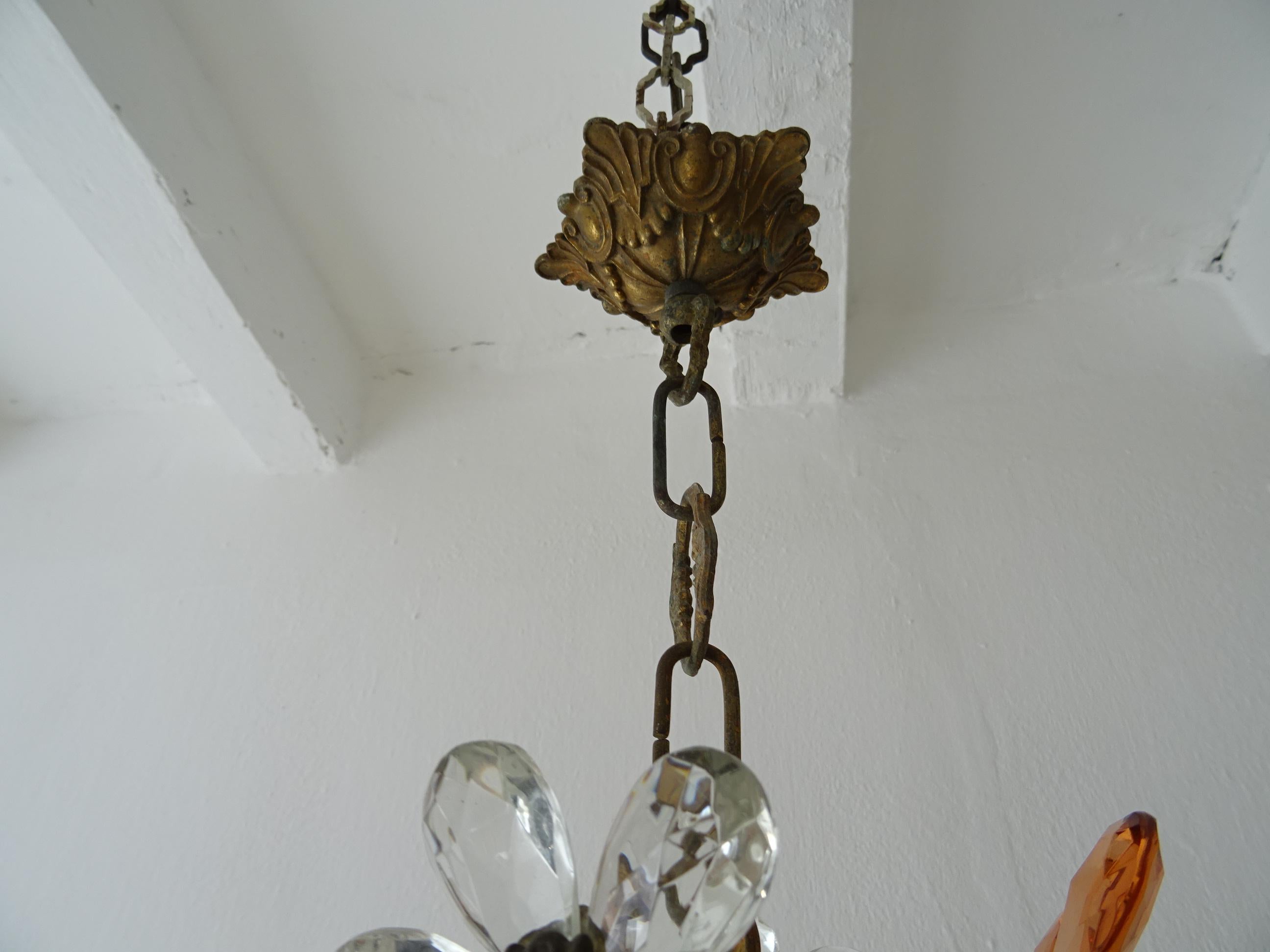 Inizio XX secolo Lampadario in stile Maison Baguès con fiori di cristallo trasparente e color pesca, 1920 ca. in vendita