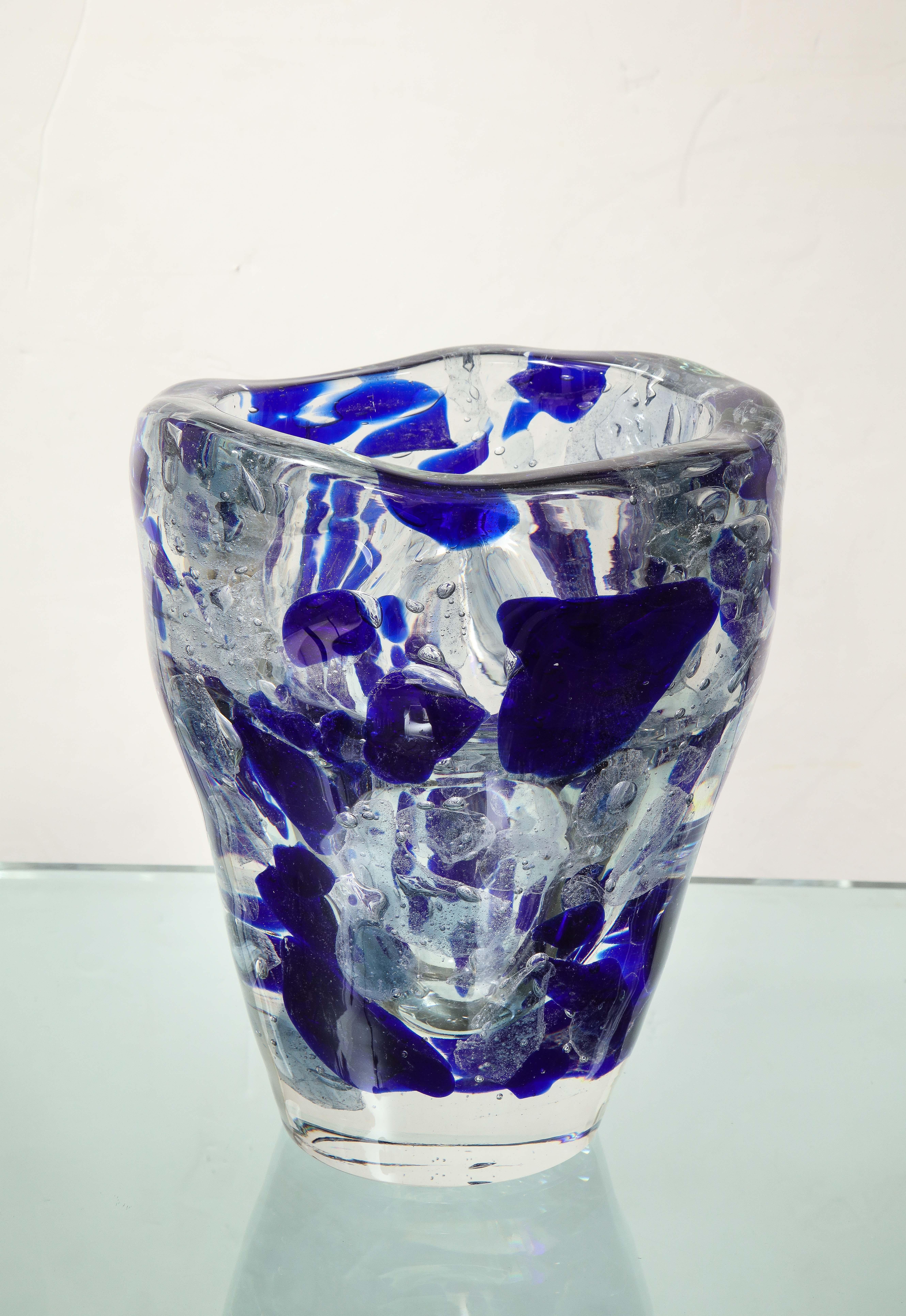 Moderne Vase Pollock en verre de Murano transparent et bleu royal en vente