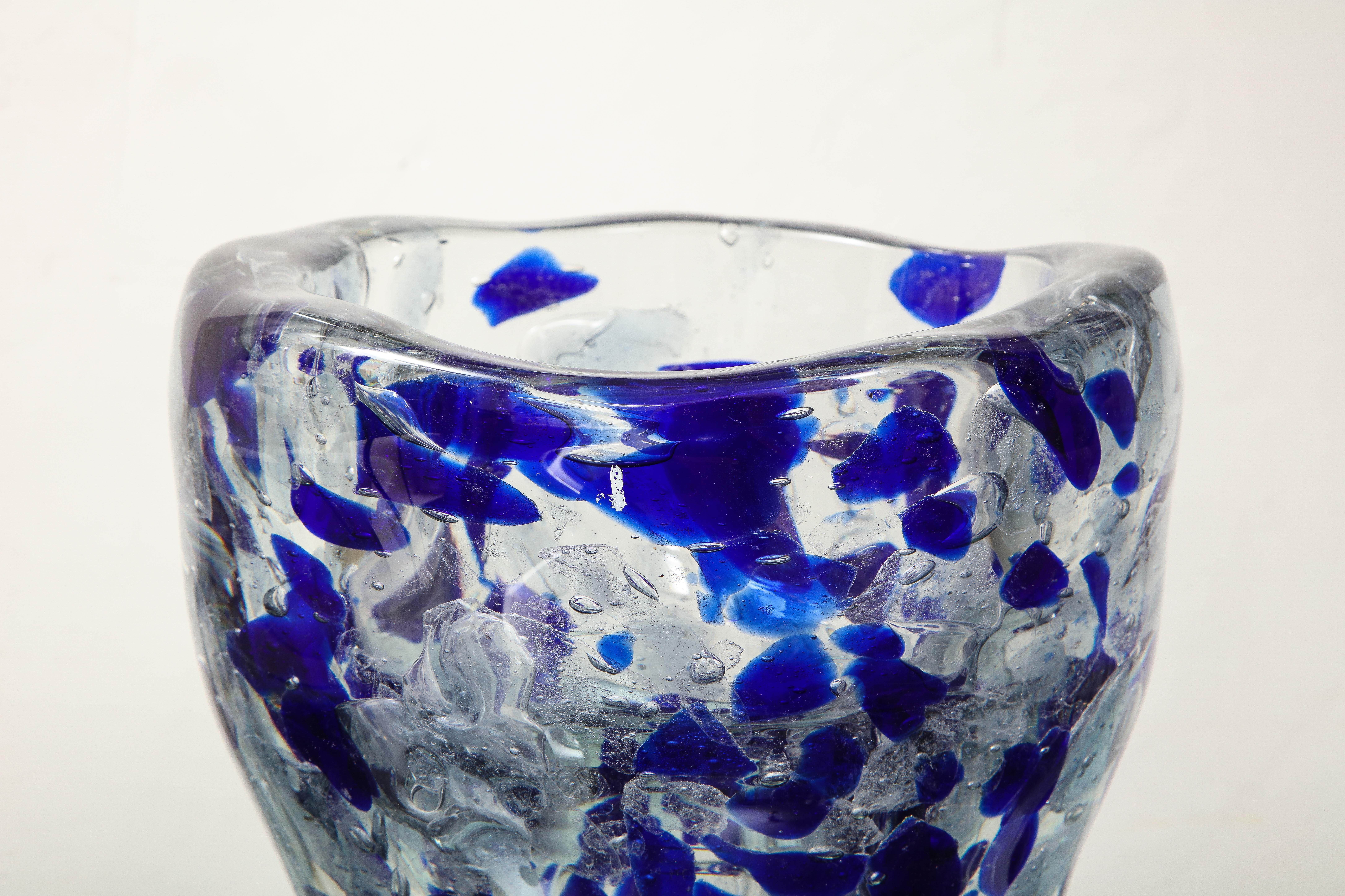 Verre de Murano Vase Pollock en verre de Murano transparent et bleu royal en vente