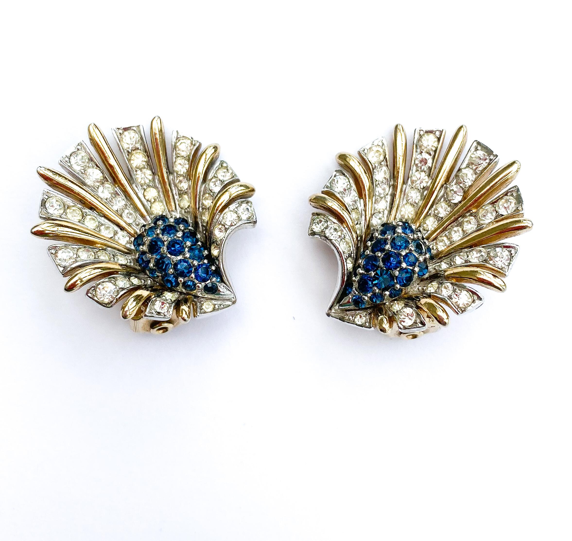 Une belle paire de boucles d'oreilles classique, en forme de coquillage ou de lys. Réalisés en métal doré et en pâtes transparentes et colorées, ils sont très élégants et faciles à porter, comme on peut s'y attendre des designs de Marcel Boucher.