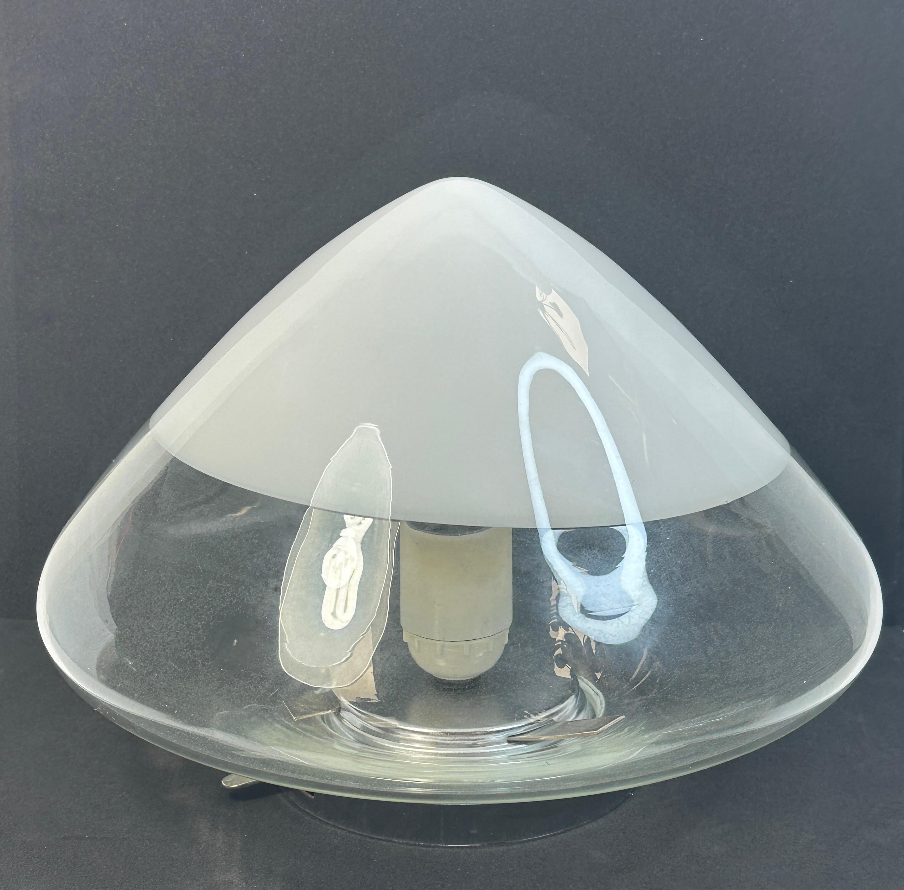 Eine wunderschöne Unterputzdose aus Murano-Glas. Hergestellt in Italien in den 1970er Jahren. Wunderschöne Unterputzleuchte aus strukturiertem Glas mit Metallhalterung. Die Leuchte benötigt eine europäische E27 / 110 Volt Edison Glühbirne, bis zu