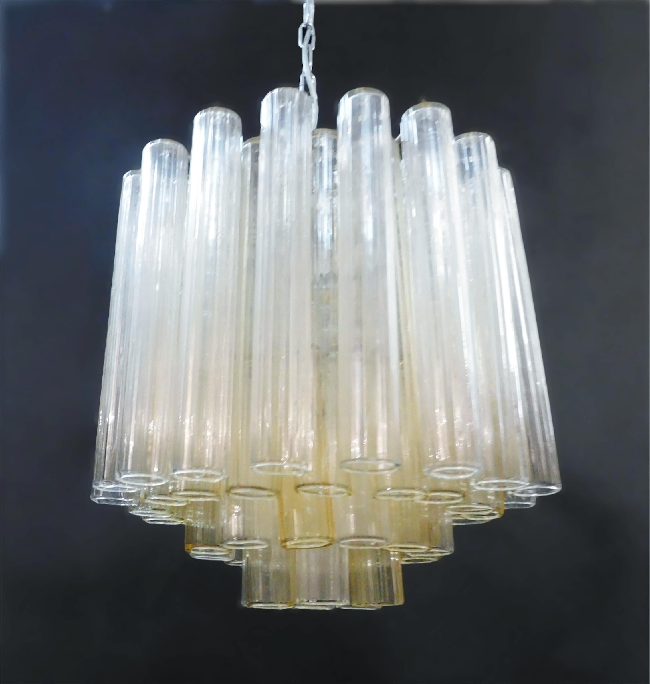 Lustre vintage italien avec tubes en verre de Murano jaune et clair / fabriqué en Italie, circa 1960 dans le style de Venini
Dimensions : diamètre 12 pouces, hauteur 18 pouces, hauteur totale 37 pouces avec la chaîne et le baldaquin.
6 lampes / type