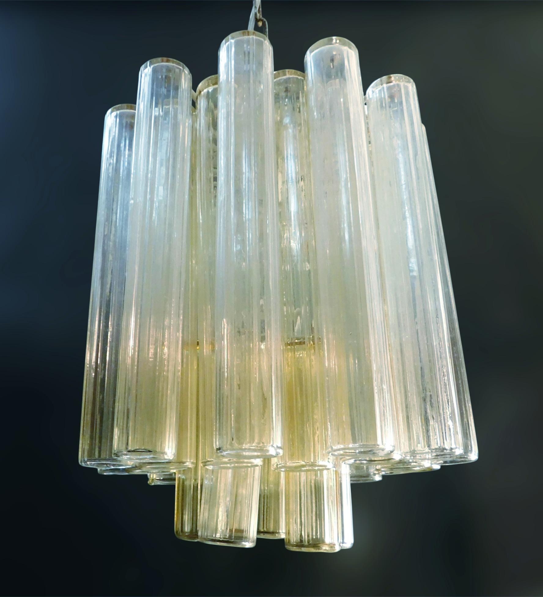 Lustre vintage italien avec tubes en verre de Murano jaune et clair / fabriqué en Italie, circa 1960 dans le style de Venini
Dimensions : diamètre 12 pouces, hauteur 16 pouces
3 lampes / type E12 ou E14 / max 40W chacune
1 disponible en stock en