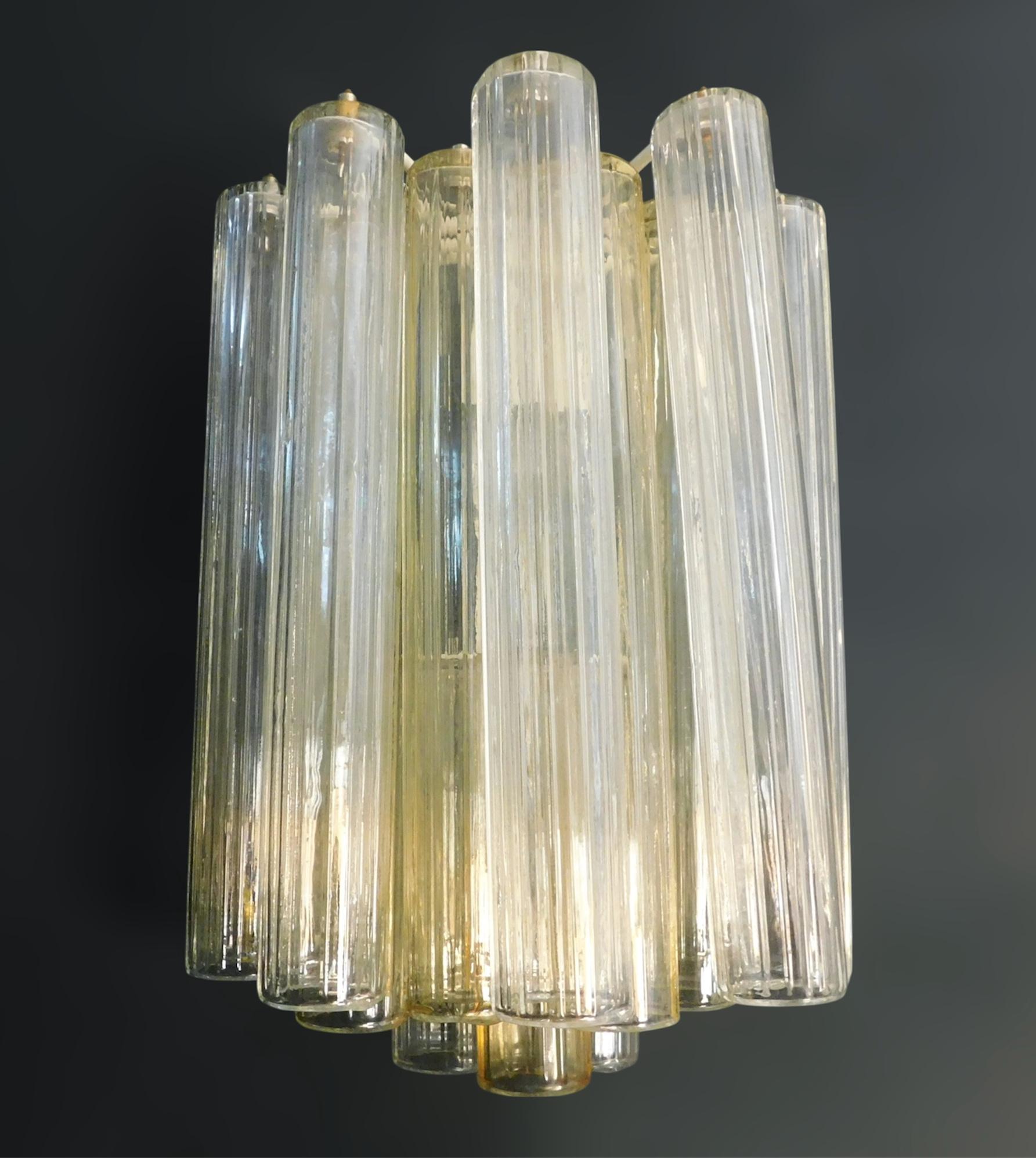 Aplique italiano vintage con tubos de cristal de Murano transparente y amarillo ámbar / fabricado en Italia, alrededor de 1960 al estilo de Venini
Medidas: alto 14 pulgadas, ancho 10,5 pulgadas, profundidad 6,5 pulgadas
1 luz / tipo E26 o E27 / máx.