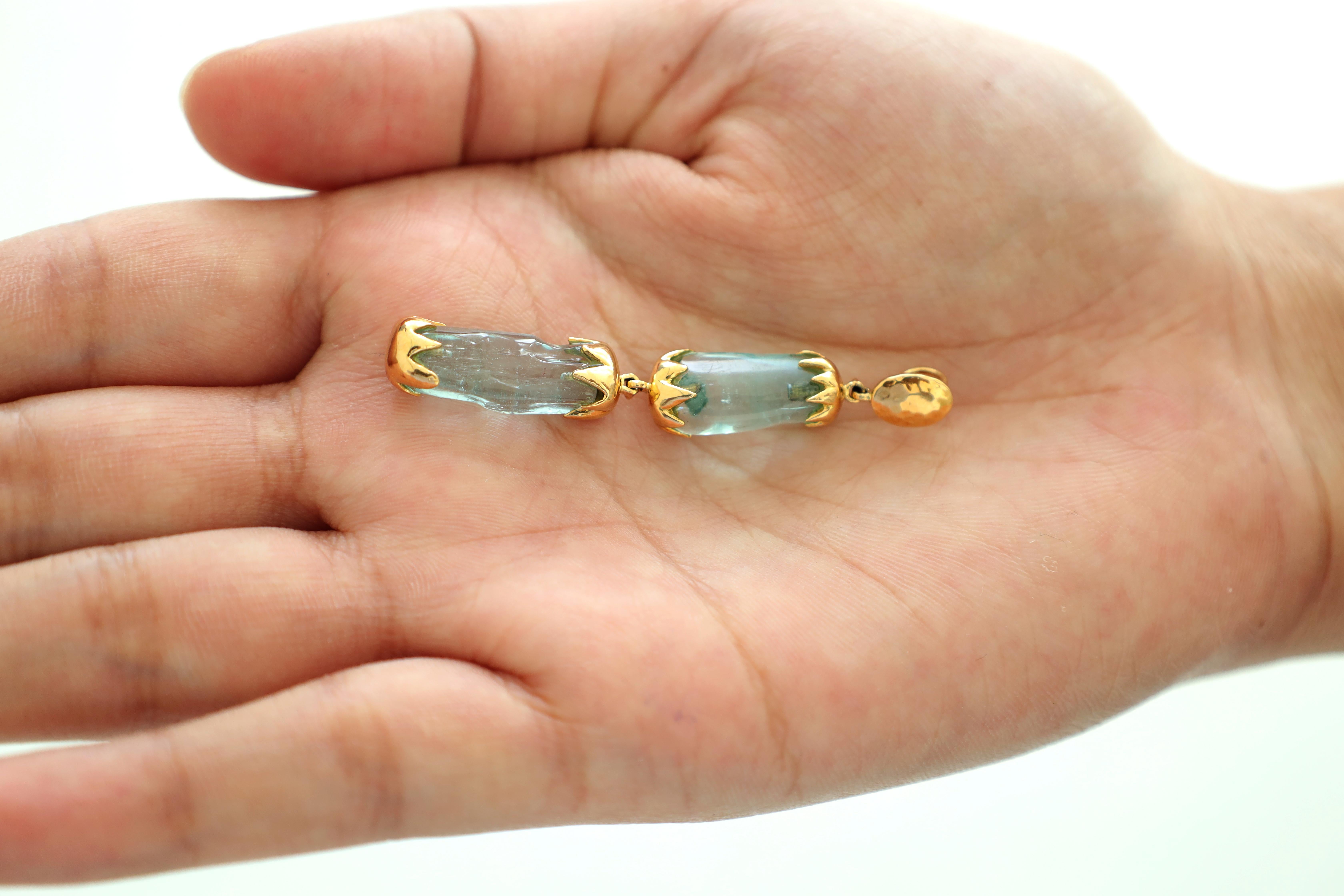 Modernist Clear Aquamarine Tumbled Pendant in 18k Gold For Sale