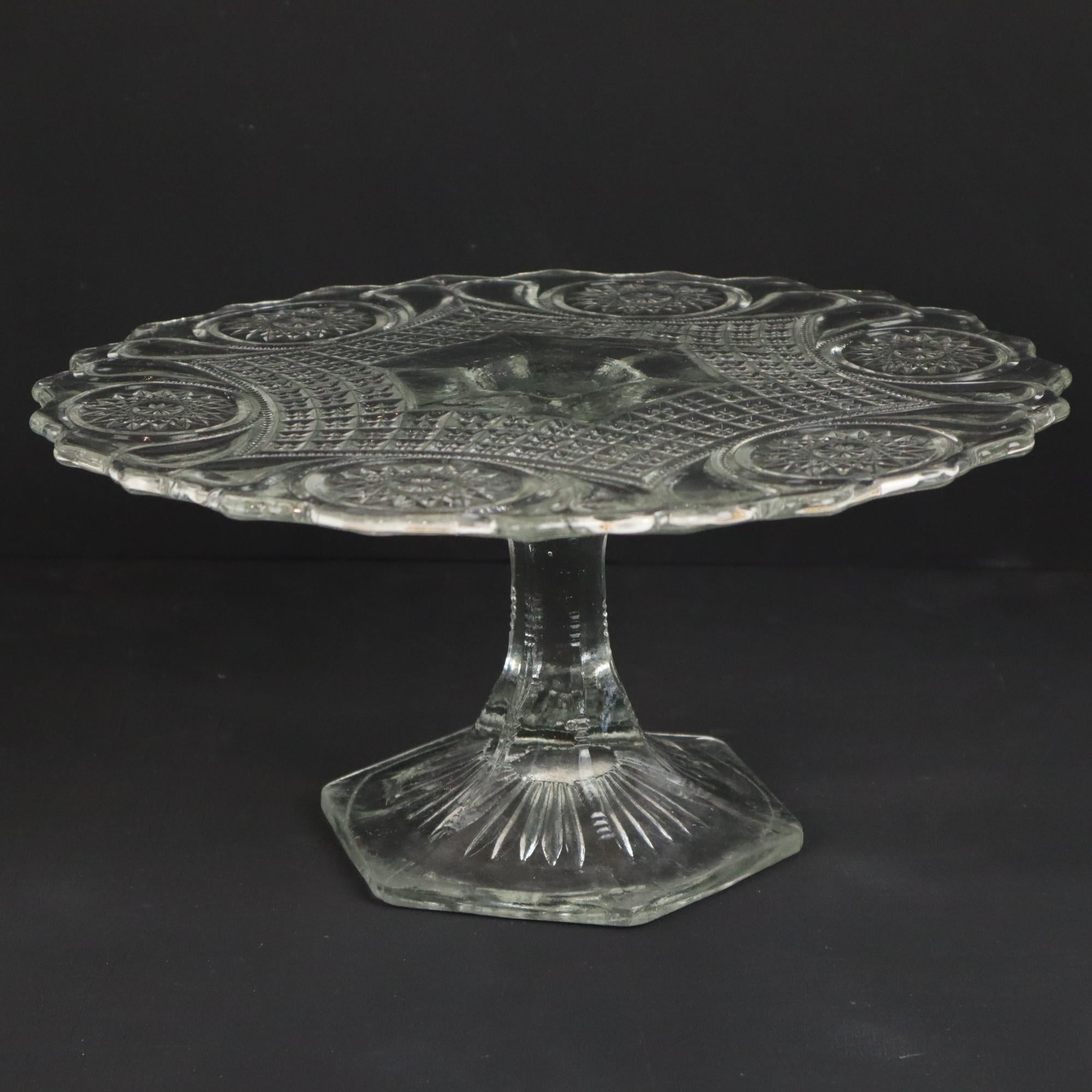Beautiful art deco cake stand, cake stand in clear pressed glass with star pattern, this has glass threads and air bubbles in the glass, authentic object from the 30s, not marked.

In very good vintage condition with traces appropriate to age, no