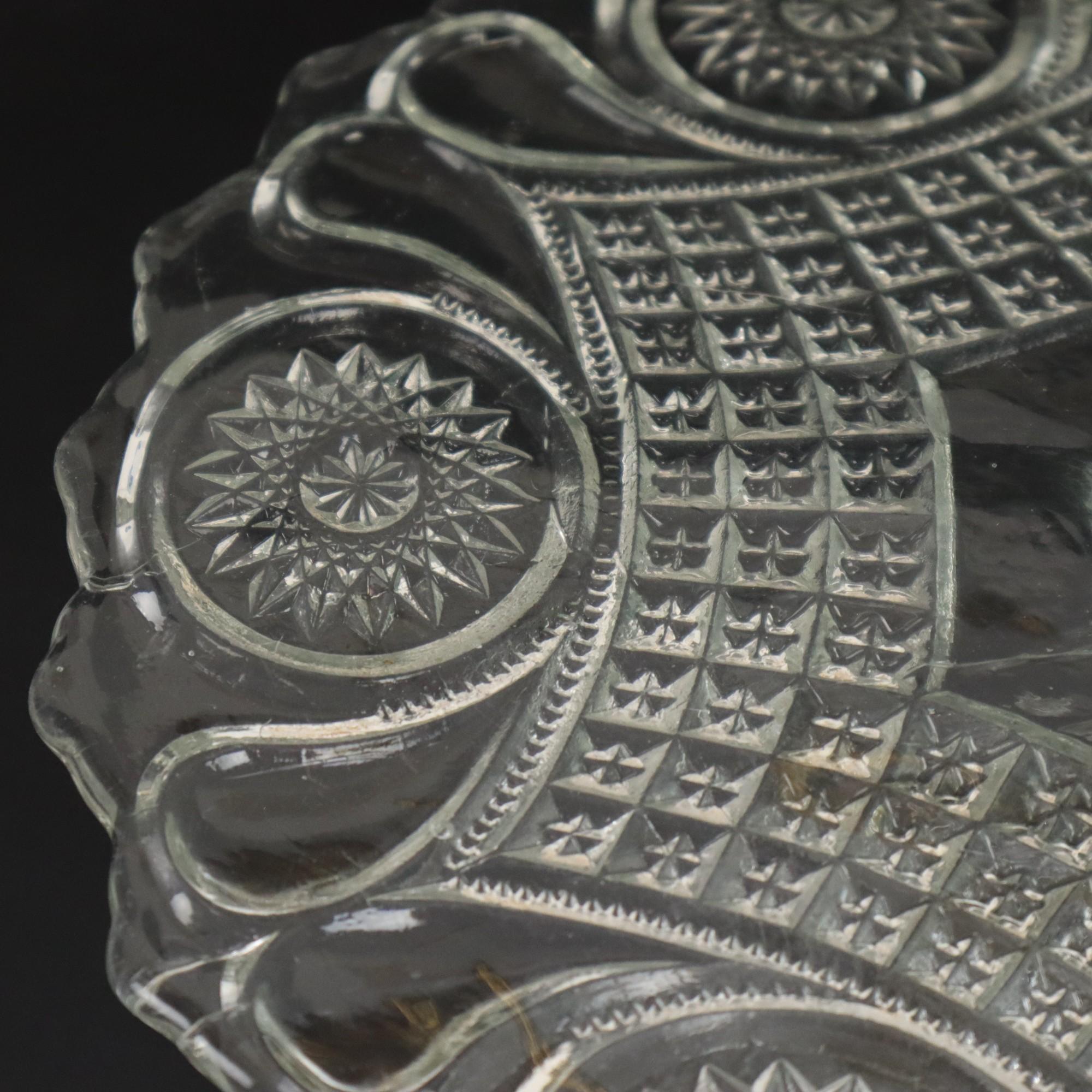Clear Art Deco Cake Stand Pressed Glass Star Motif Cake Stand In Good Condition For Sale In Poperinge, BE