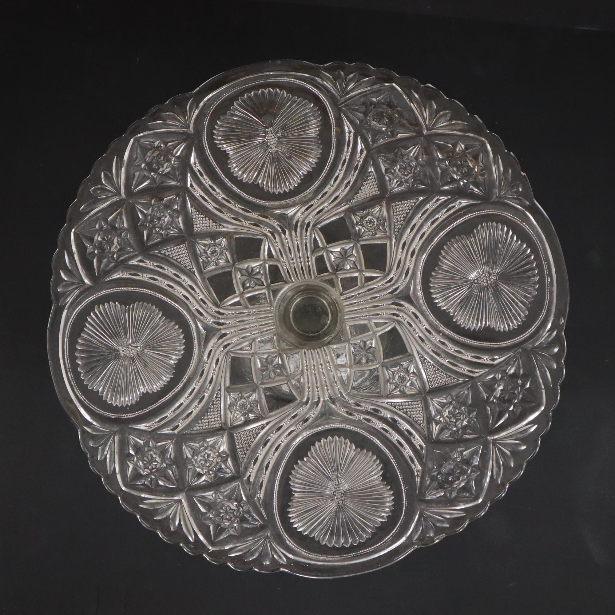 Beautiful art deco cake stand, cake stand in clear pressed glass with wavy and star pattern, this has glass threads and air bubbles in the glass, authentic cake stand from the 30s, marked SIV Deposé on top.

In very good vintage condition with